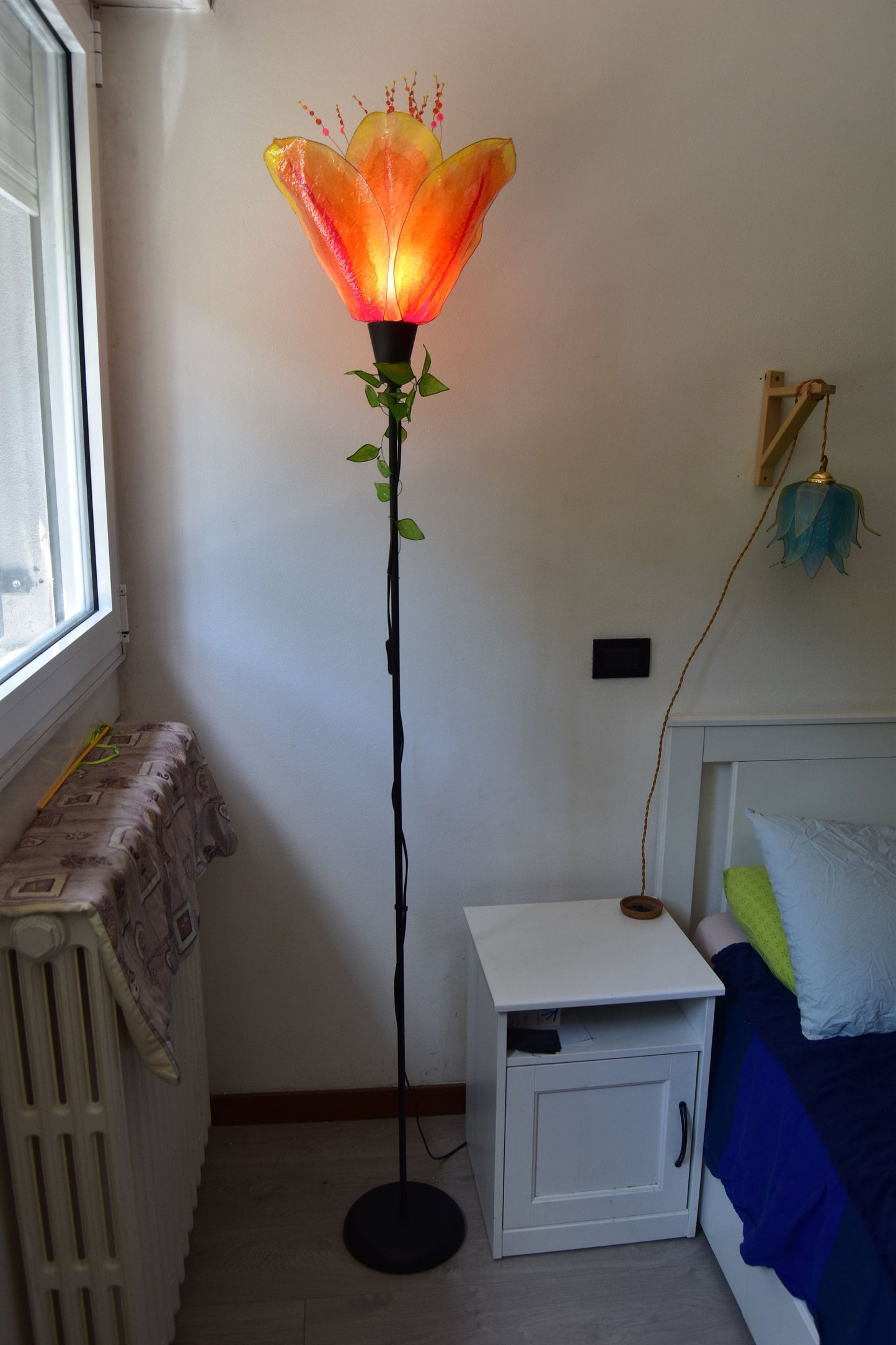 Lampada a stelo con paralume in resina tulipano arancione pezzo unico