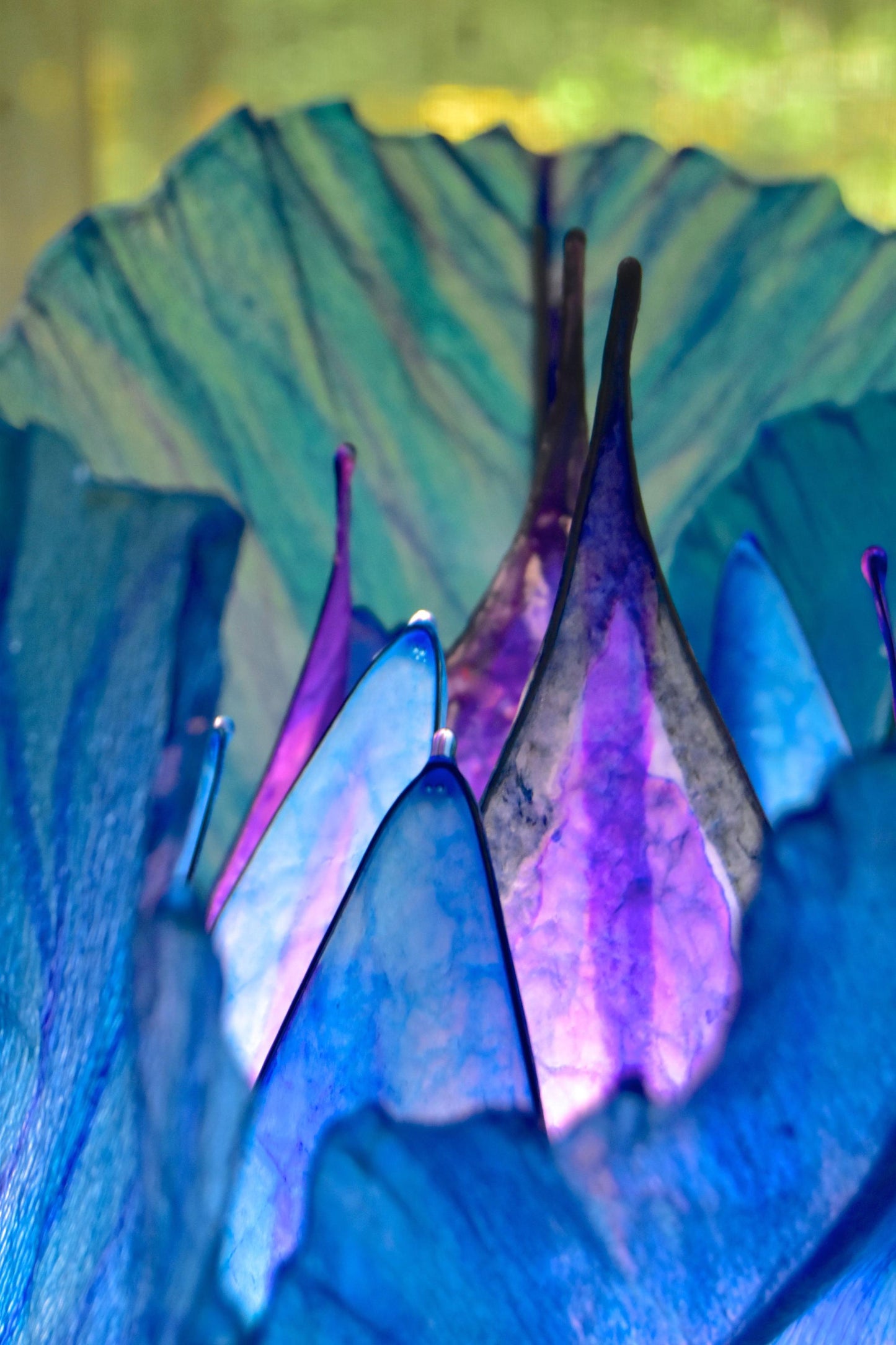lampada da terra a forma di fiore di iris blu in resina dipinta a mano