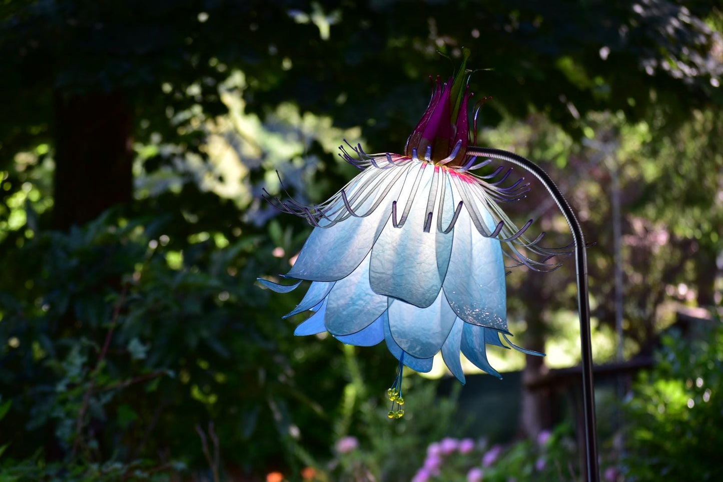 Lampada da lettura orientabile con paralume fiore di passiflora in resina