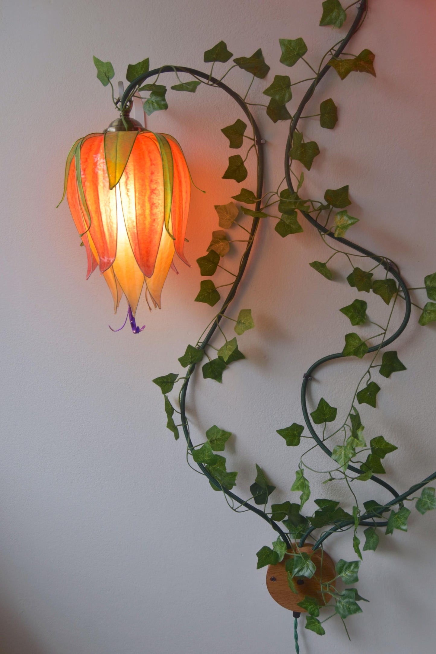 lampada da parete 3 fiori rampicanti arancioni in resina, pezzo unico fatto dipinto a mano