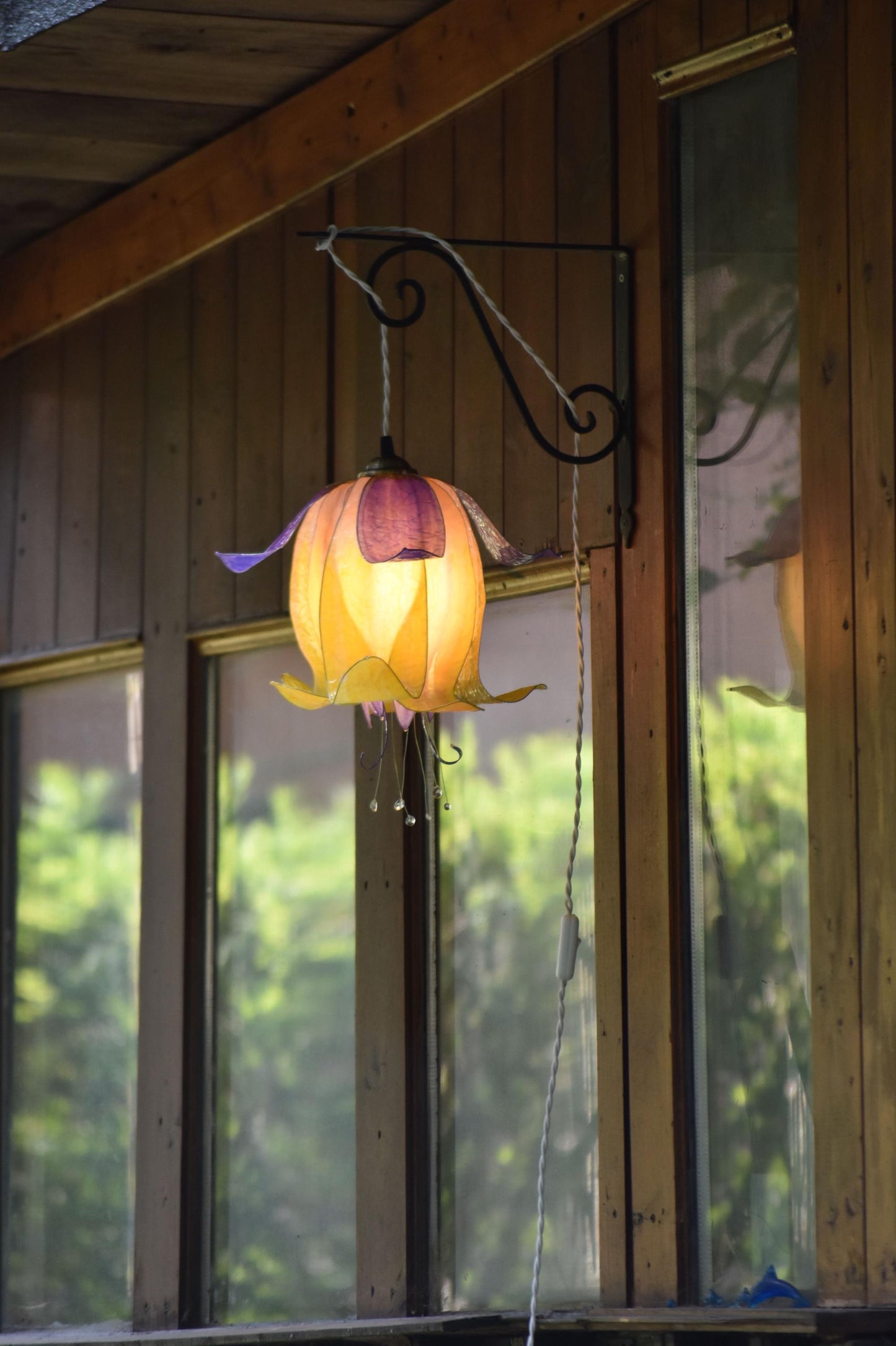 lampada da muro bocciolo di fiore giallo e viola in resina