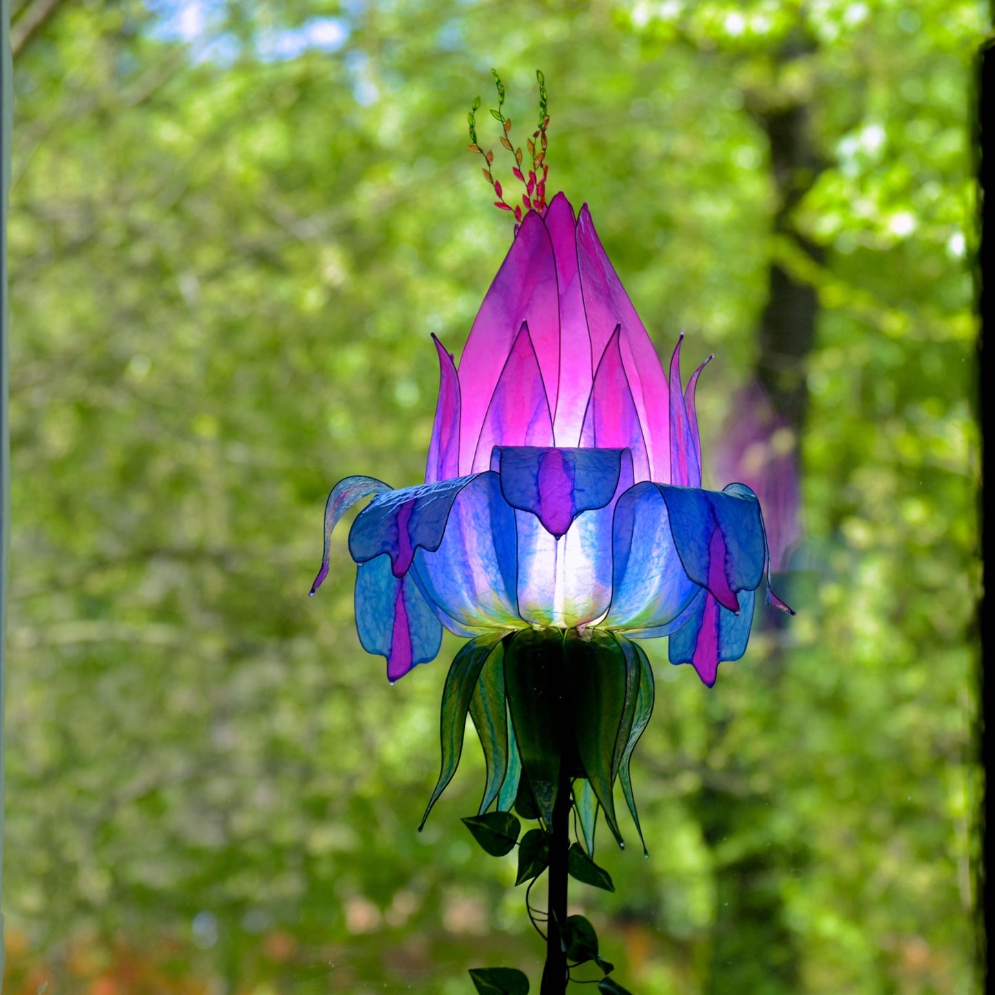 lampada a stelo con paralume in resina: forma di fiore colorato per arredamento ispirato alla natura