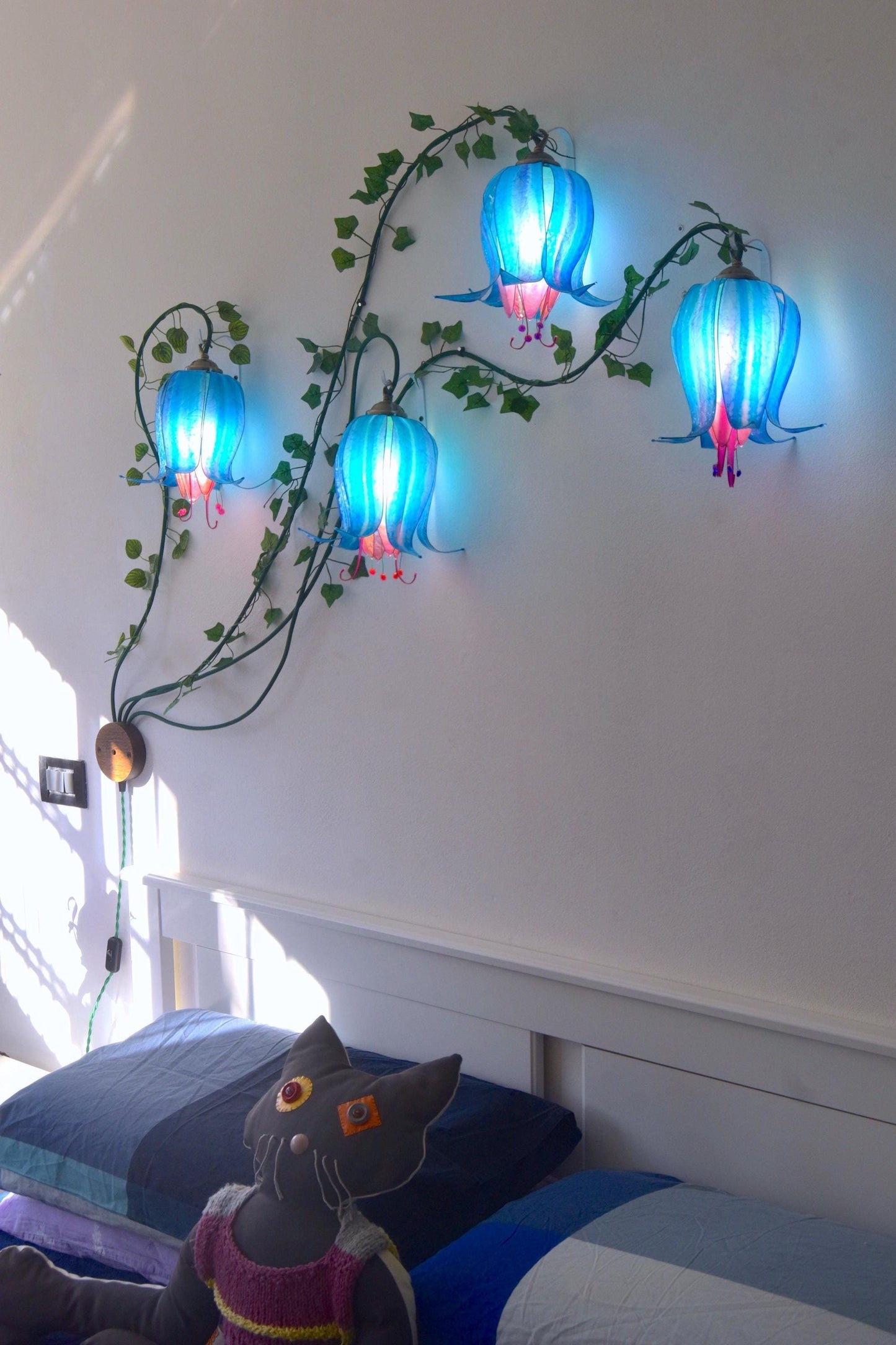 lampada da muro 4 fiori blu rampicanti in resina illuminazione romantica unica