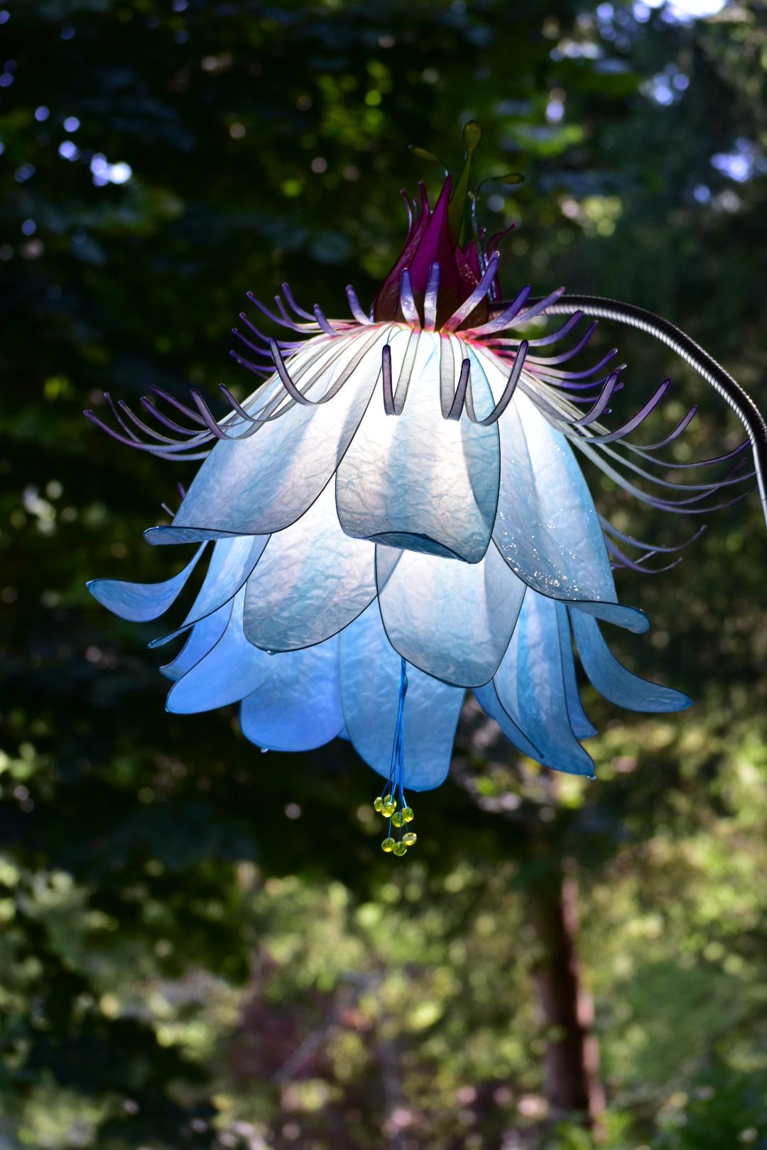 Lampada da lettura orientabile con paralume fiore di passiflora in resina