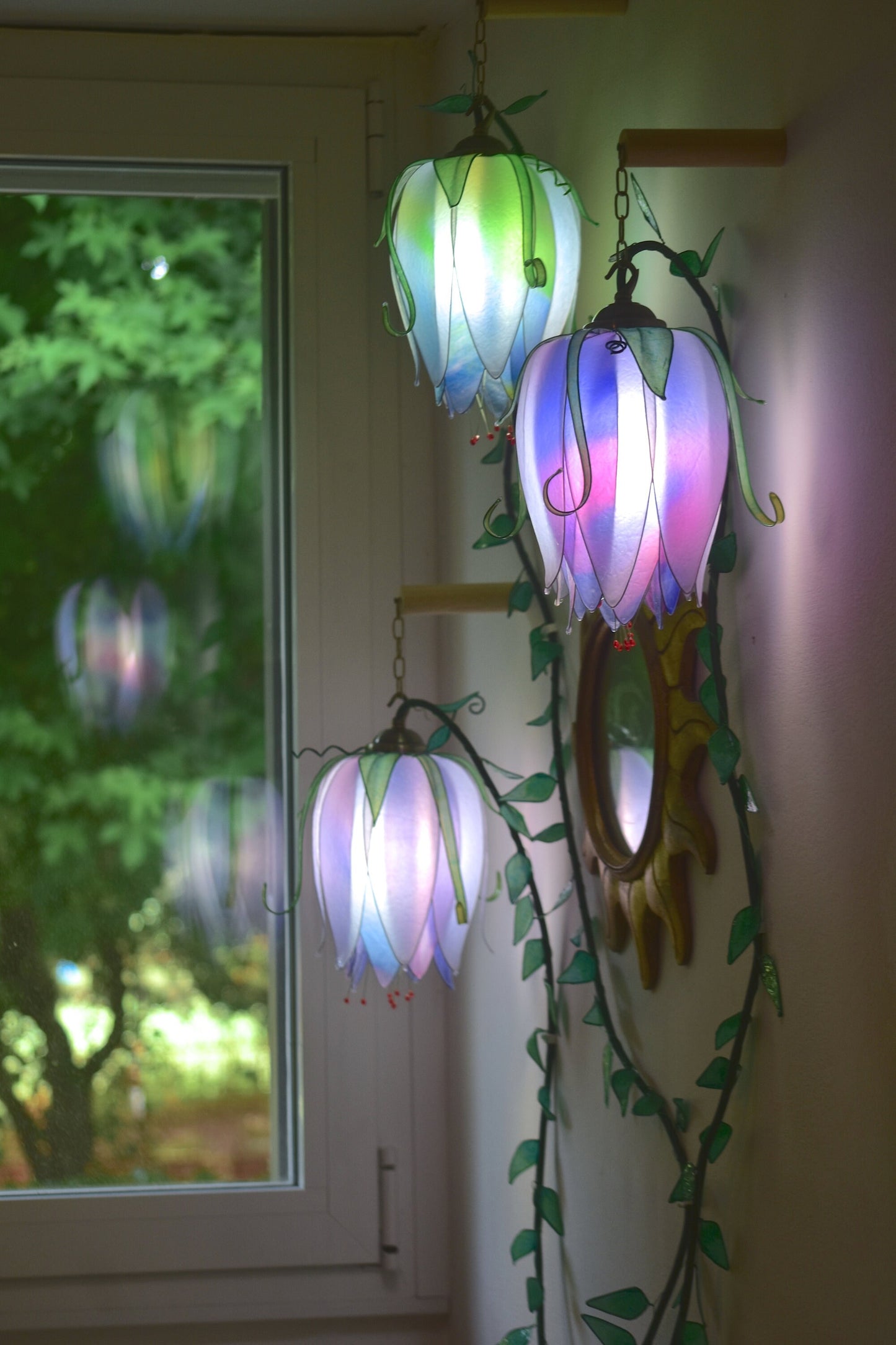 lampada da parete 3 luci:  forma di fiori rampicanti fatta dipinta a mano per ambiente romantico