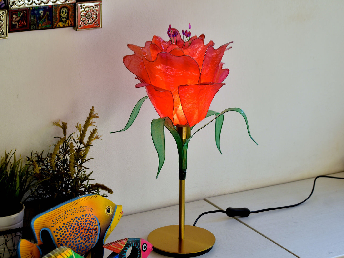 lampada da tavolo fiore rosso: pezzo unico di illuminazione fatto e dipinto a mano