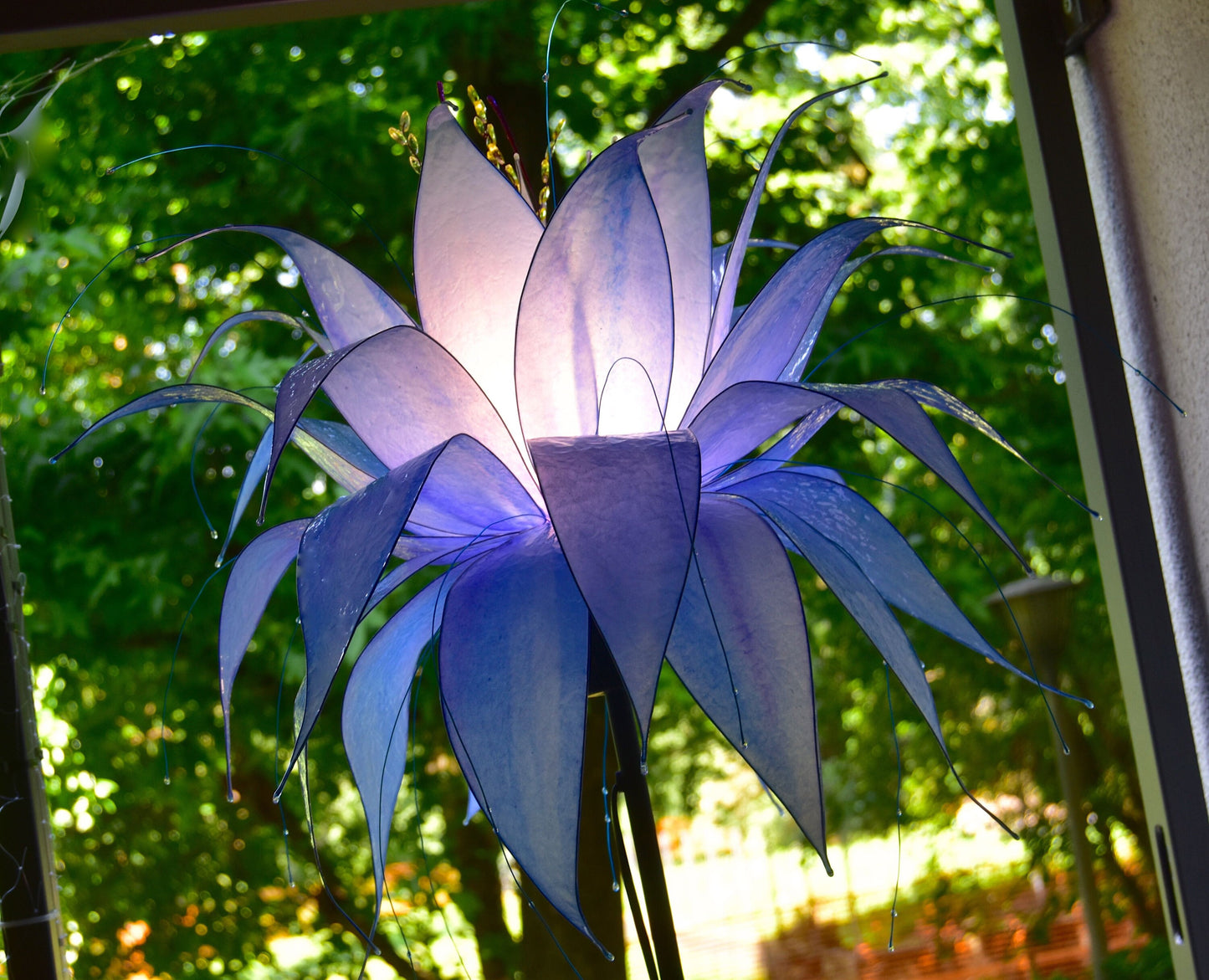 lampada stelo con paralume fiore azzurro e bianco in resina fatto e dipinto a mano