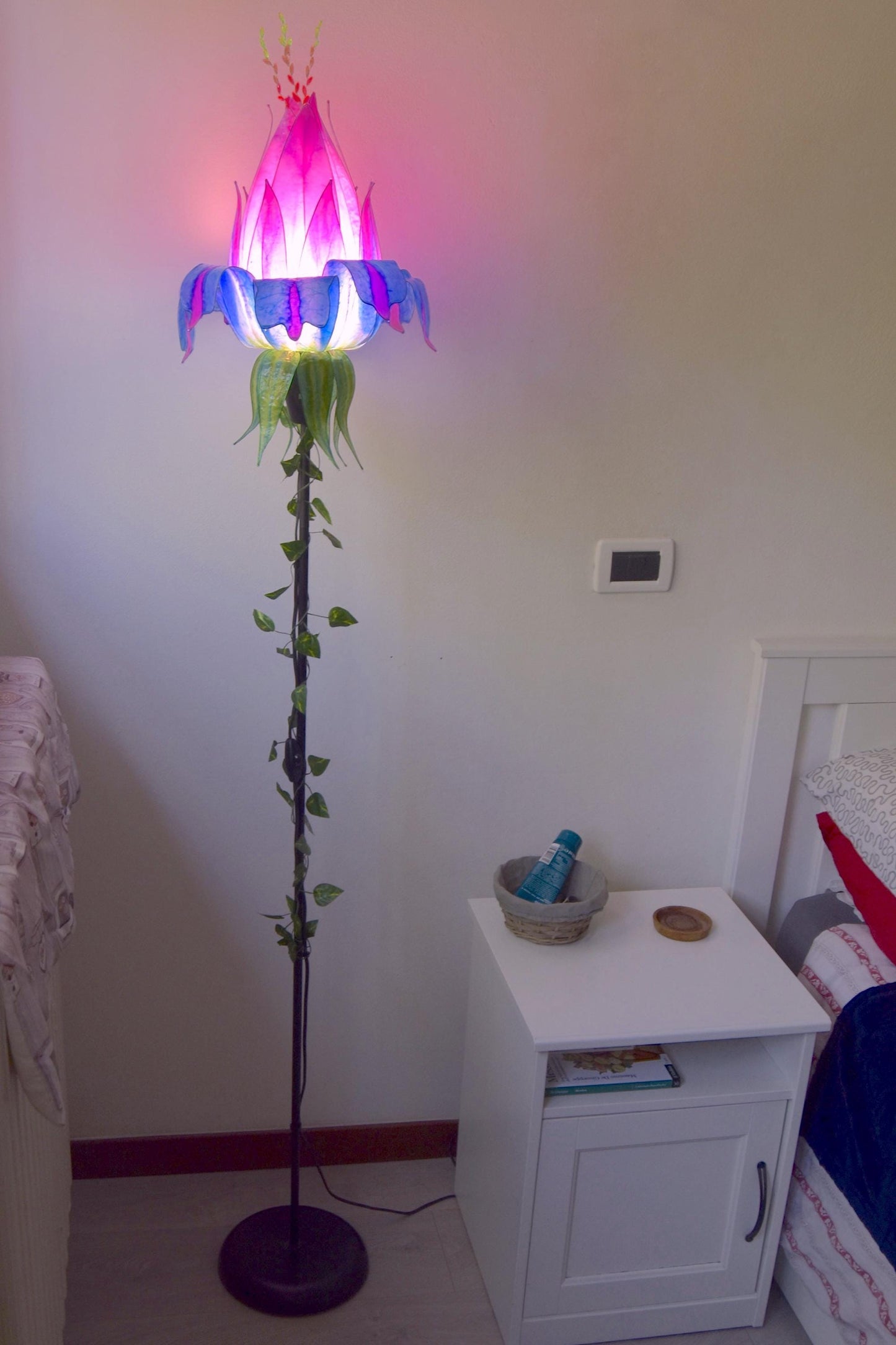 lampada a stelo con paralume in resina: forma di fiore colorato per arredamento ispirato alla natura
