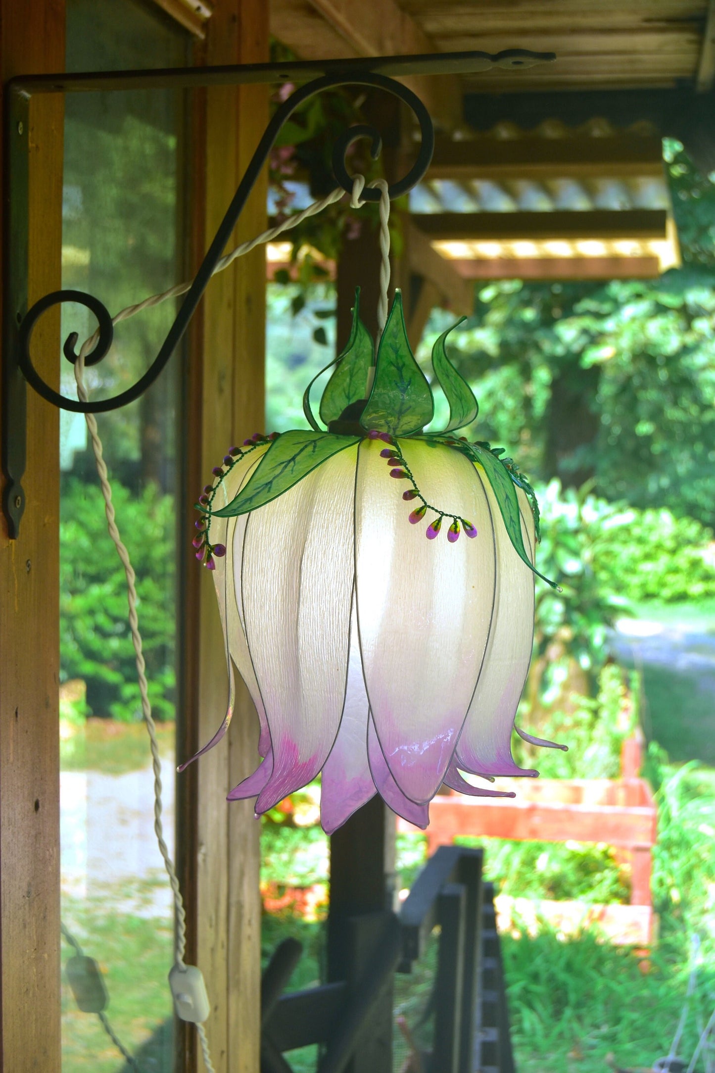 Lampada da muro forma di bocciolo di fiore bianco viola in resina dipinta a mano