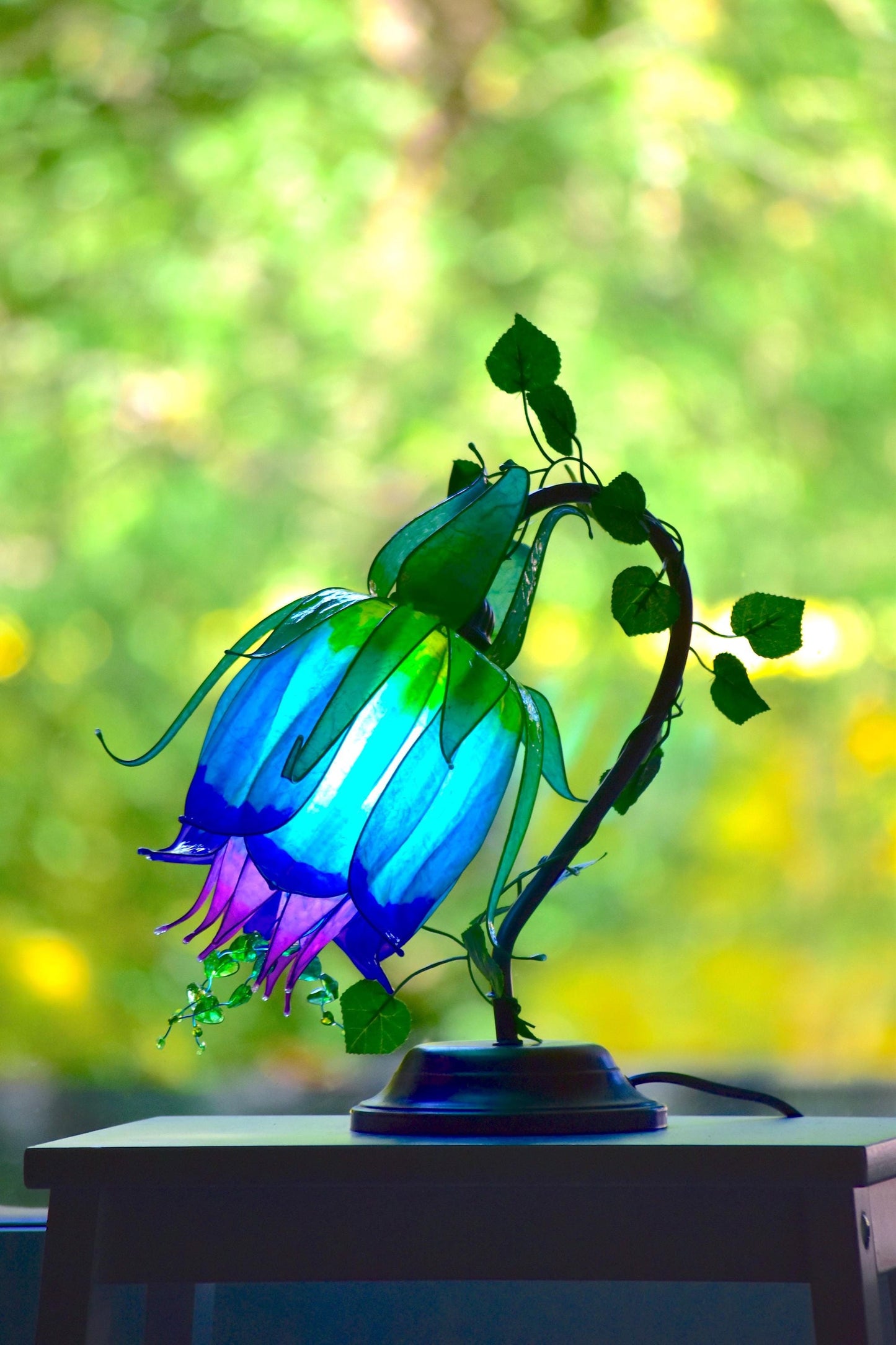 lampada da tavolo a forma di fiore blu fatta a mano in resina