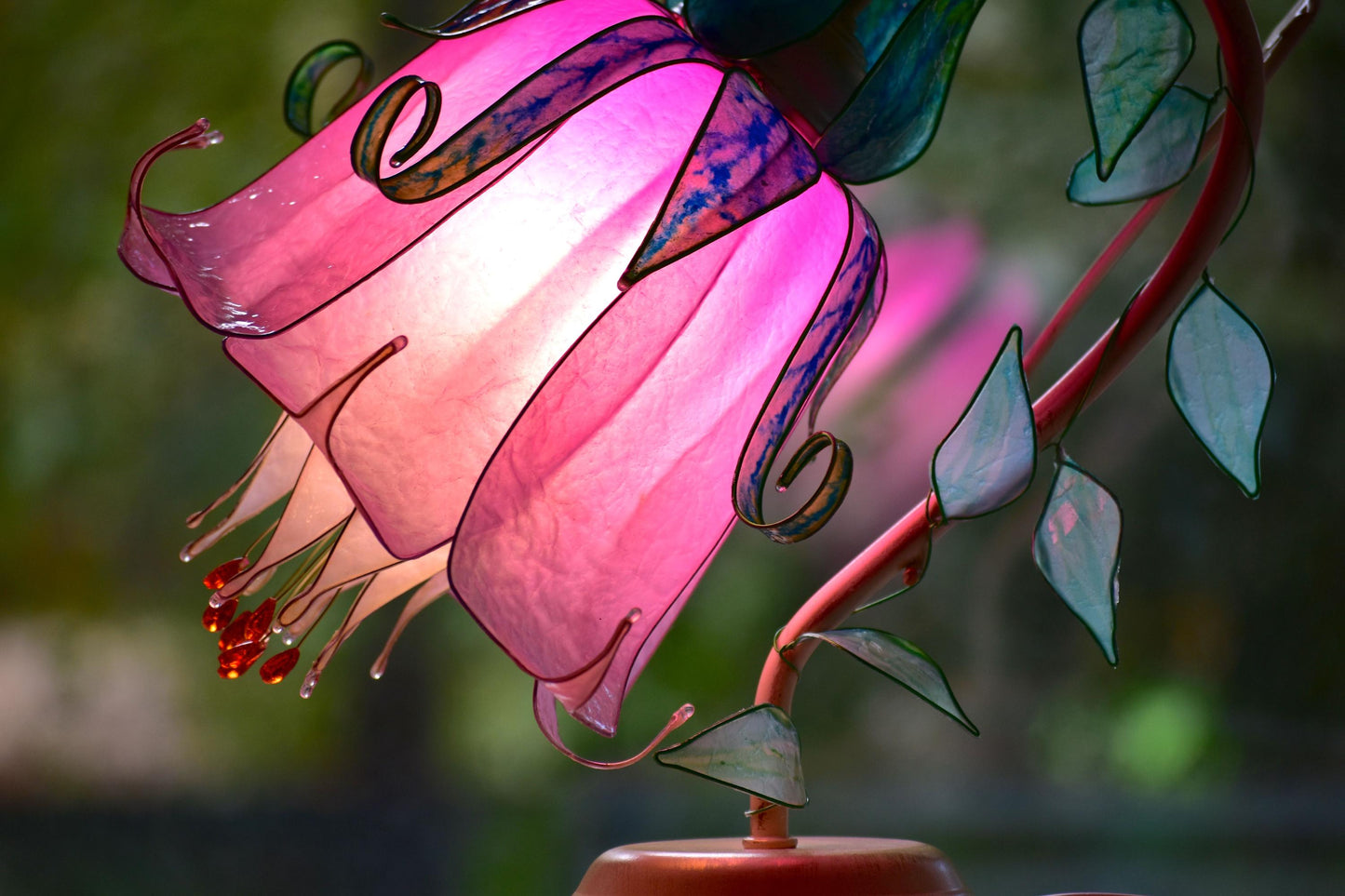 lampada da tavolo a forma di fiore rosa in resina fatta e dipinta a mano