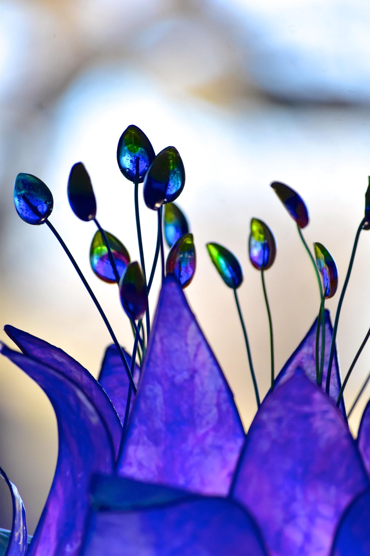 lampada da terra con paralume in resina ispirato alle piume di pavone blu e viola