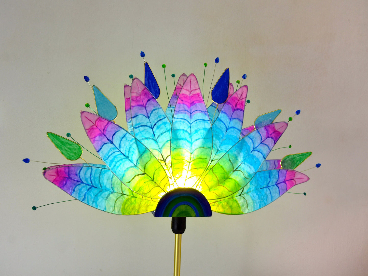 Lampada da tavolo fatta a mano con piume di pavone colorate su stelo dorato