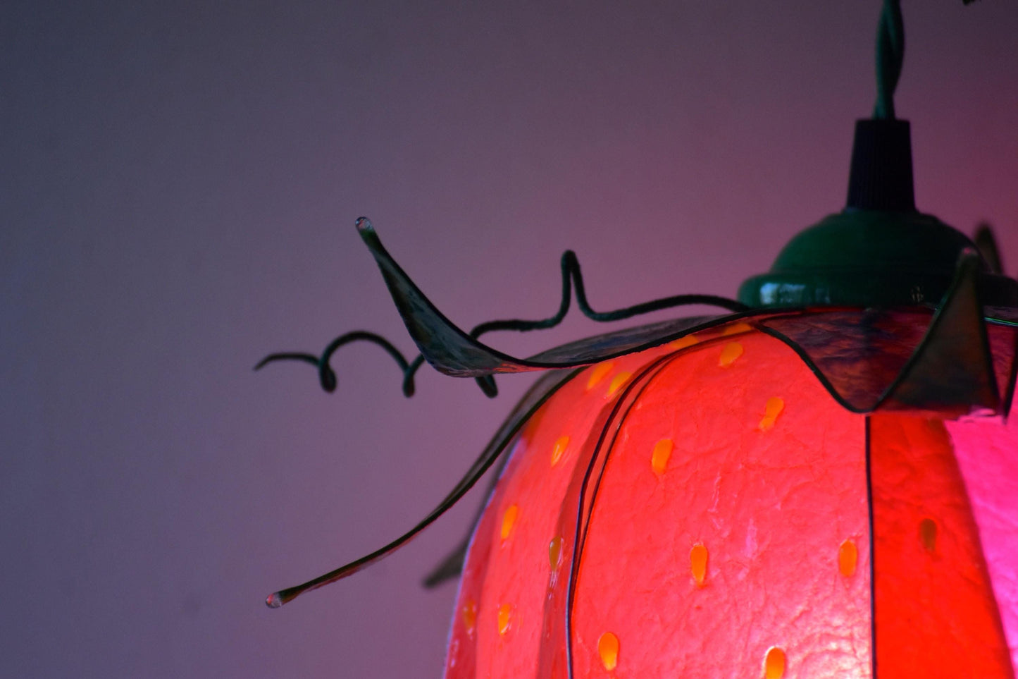 Lampada da appendere forma di fragola per stanza infantile ispirata alla natura