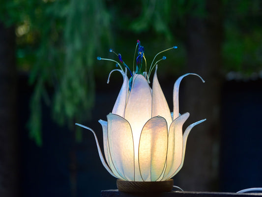 Lampada da tavolo a forma di fiore di loto azzurro e bianco