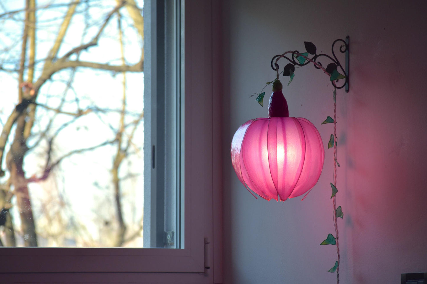 lampada da muro a forma di bocciolo di fiore rosa fucsia