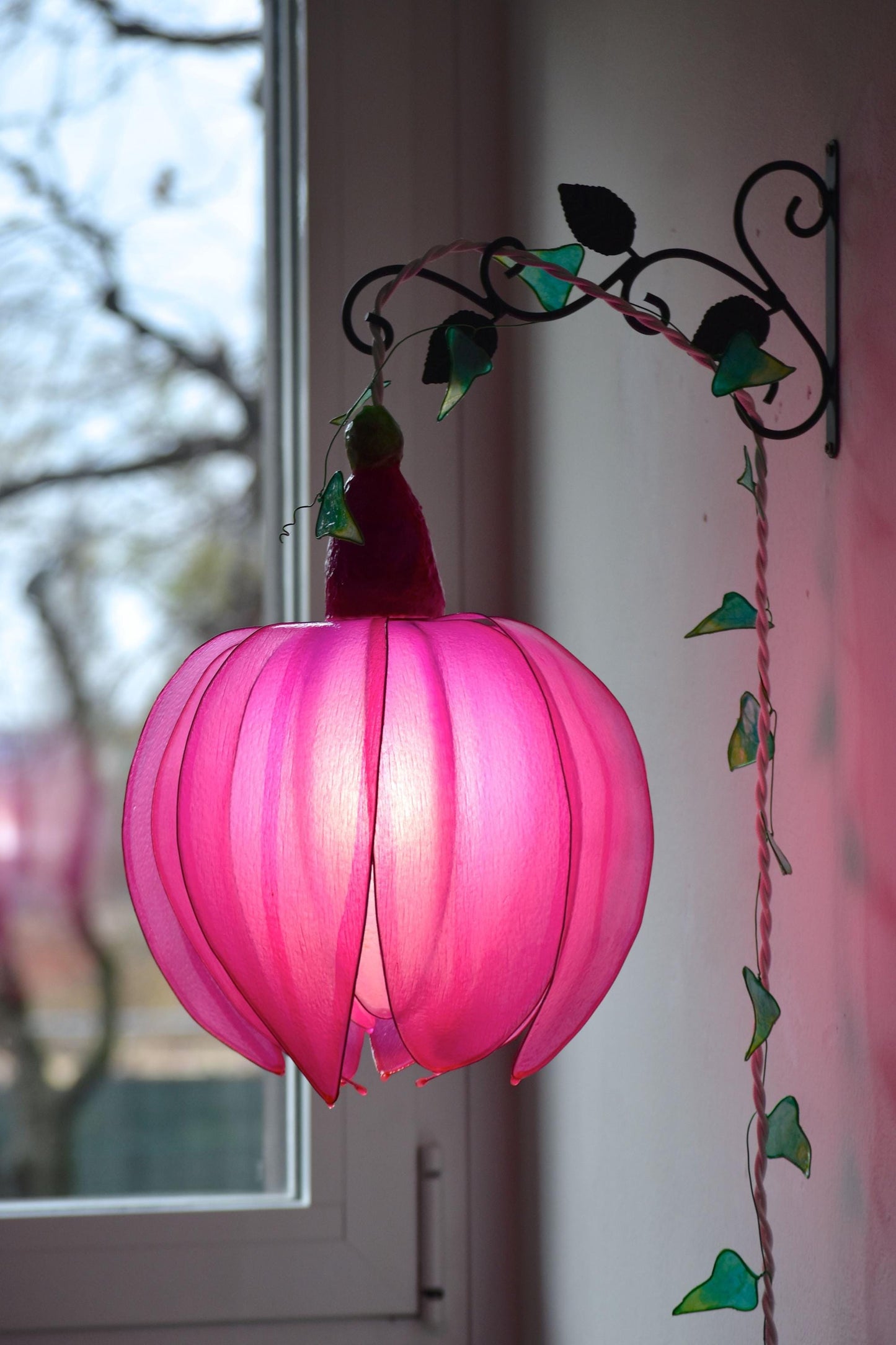 lampada da muro a forma di bocciolo di fiore rosa fucsia