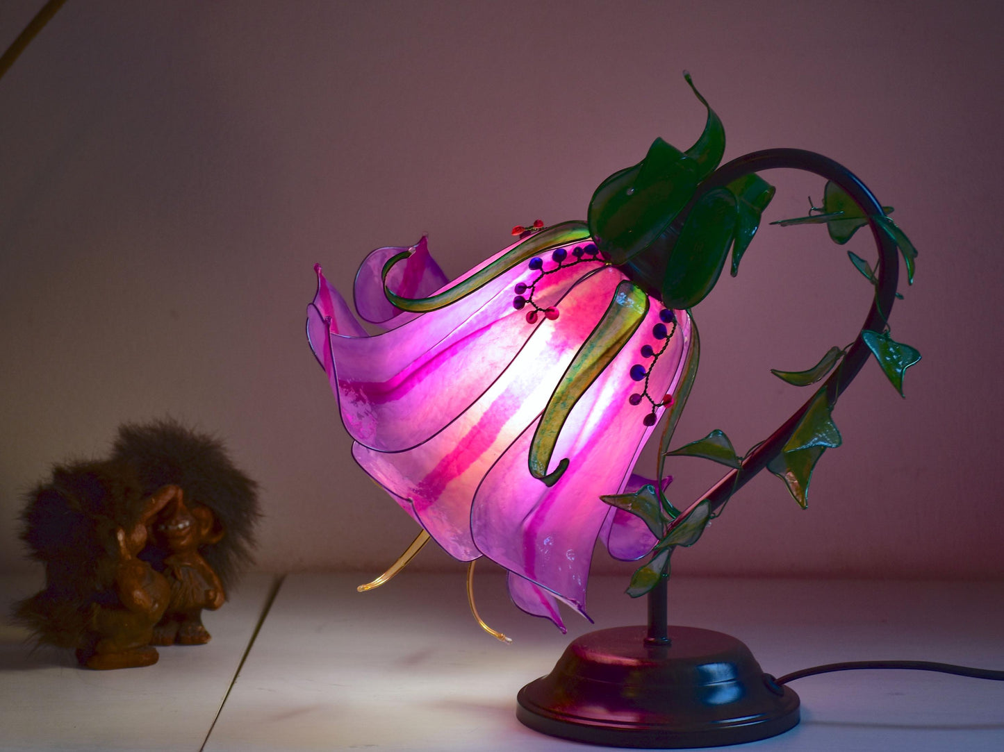 lampada da tavolo a forma di fiore rosa in resina fatta e dipinta a mano