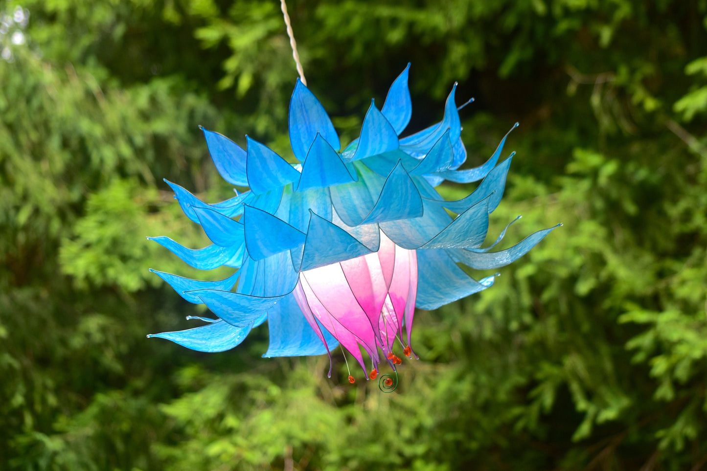 lampada a sospensione: fiore blu e rosa in resina pezzo unico fatto e dipinto a mano