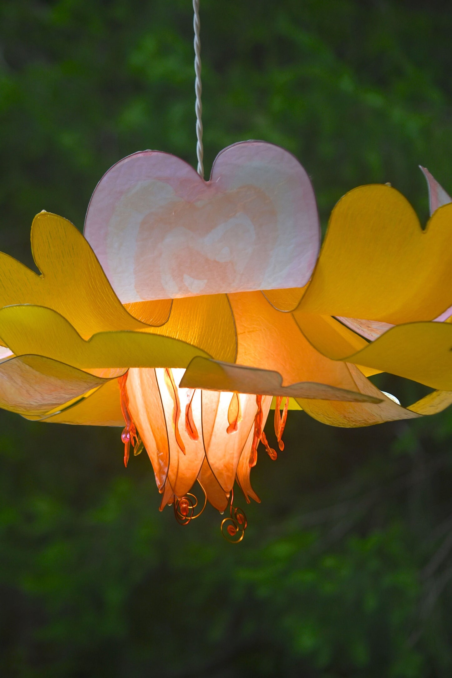 lampada sospensione per arredamento floreale in resina giallo e rosa pesca