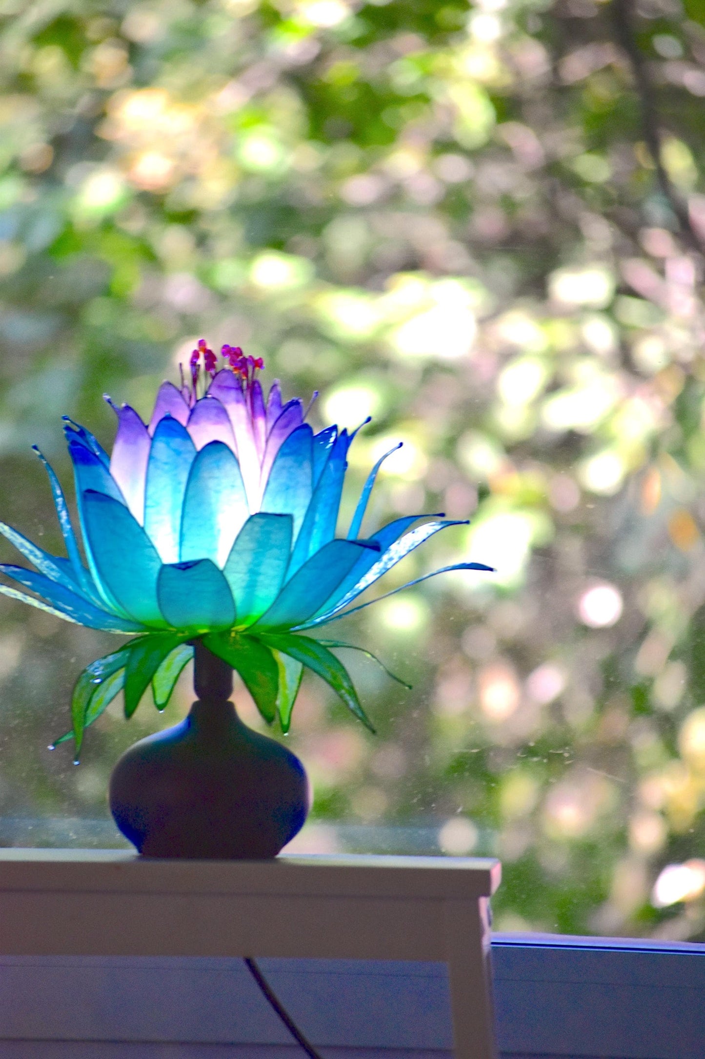 Lampada da tavolo a forma di fiore azzurro e viola con base in ceramica