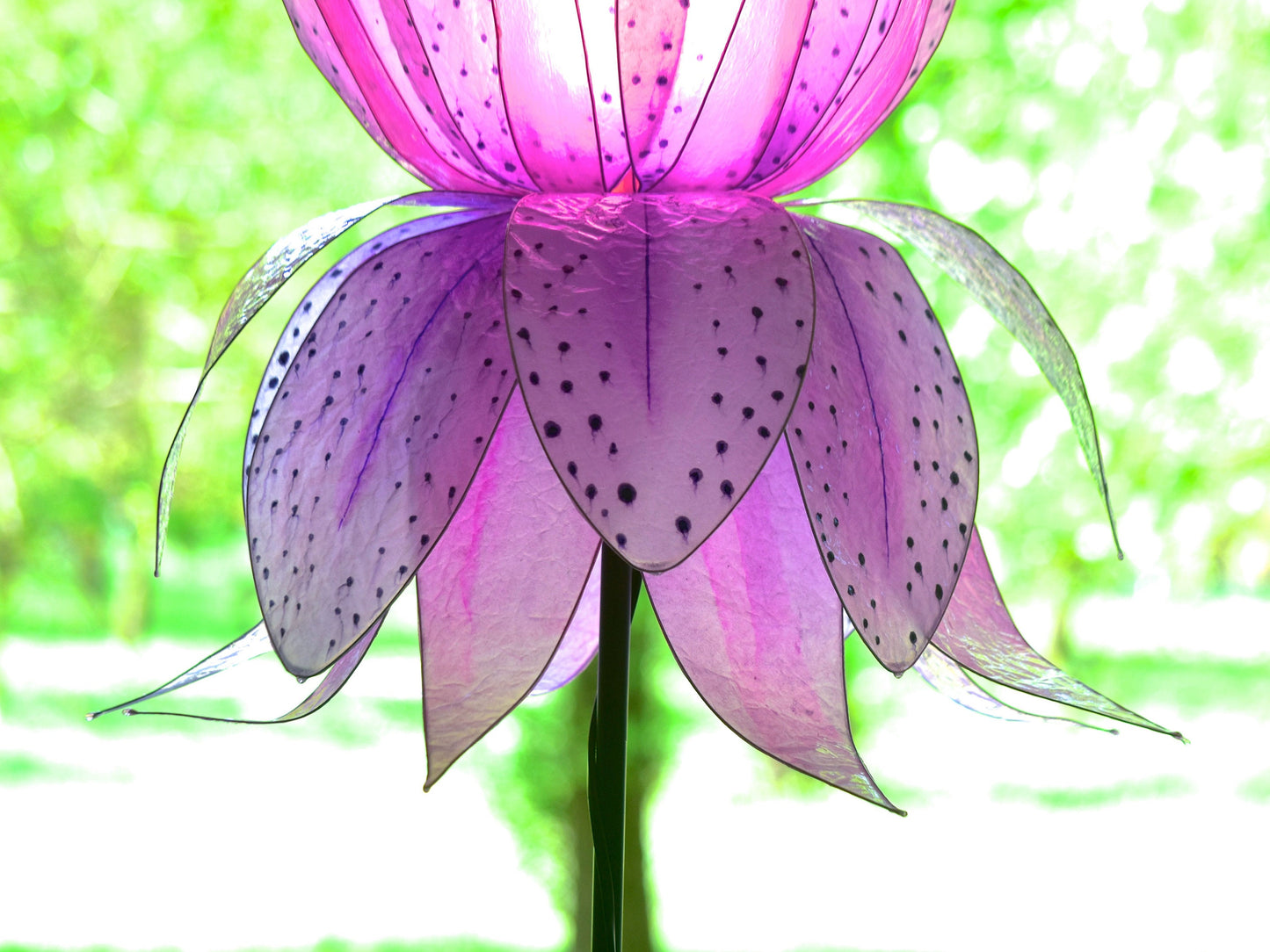 Lampada da terra in resina fiore gigante rosa lilla fatto e dipinto a mano