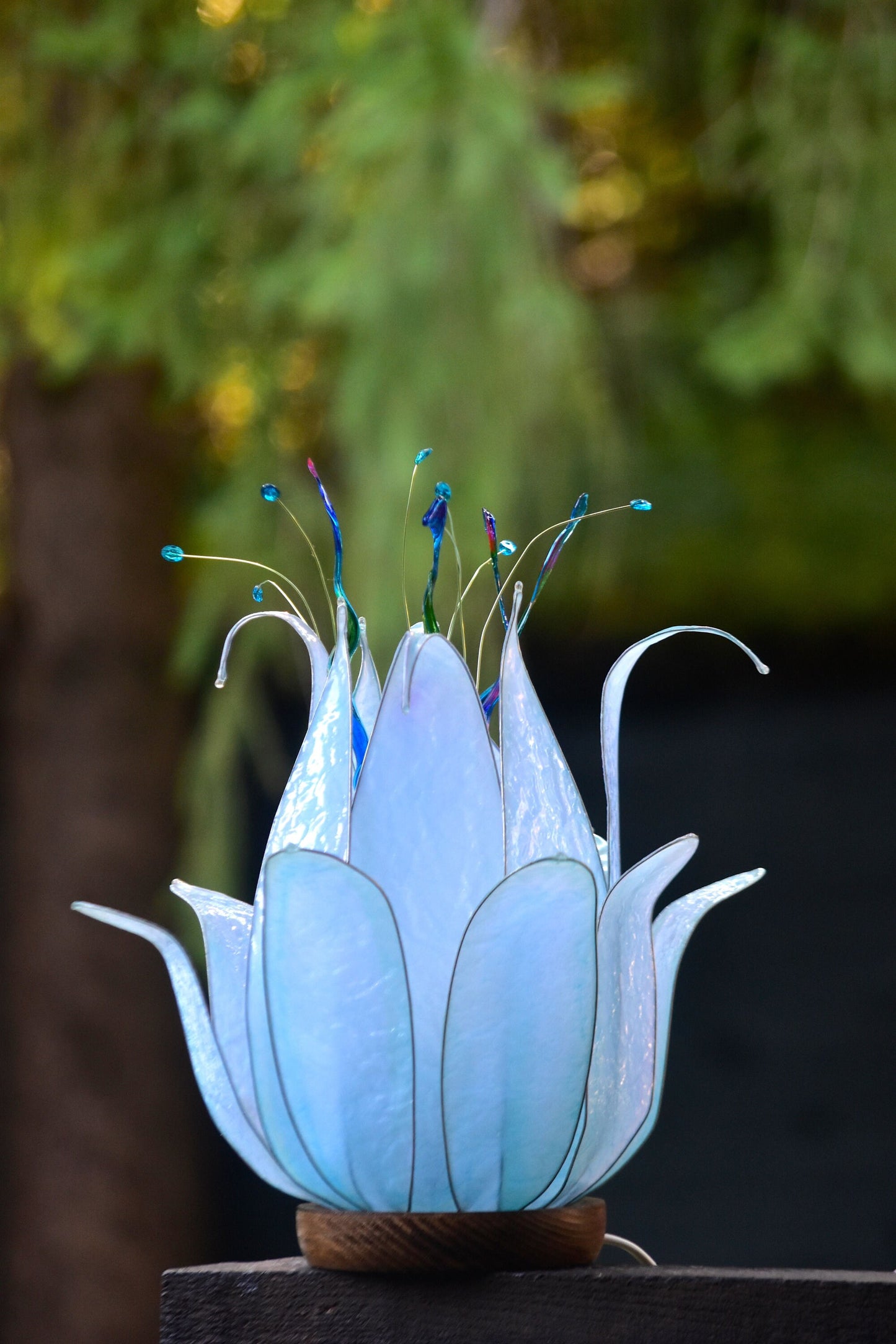 Lampada da tavolo a forma di fiore di loto azzurro e bianco
