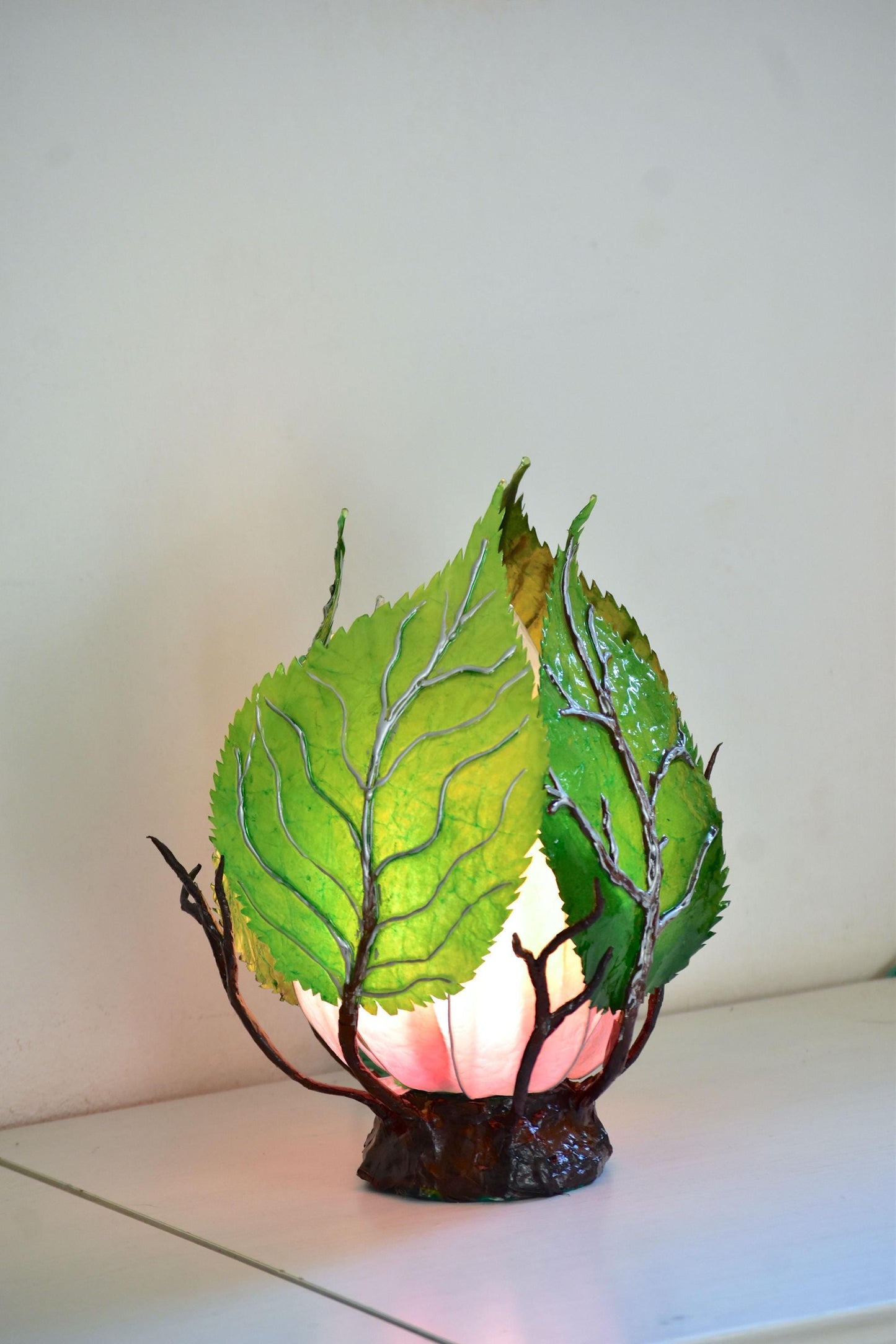 Lampada da tavolo con foglie verdi grandi in resina