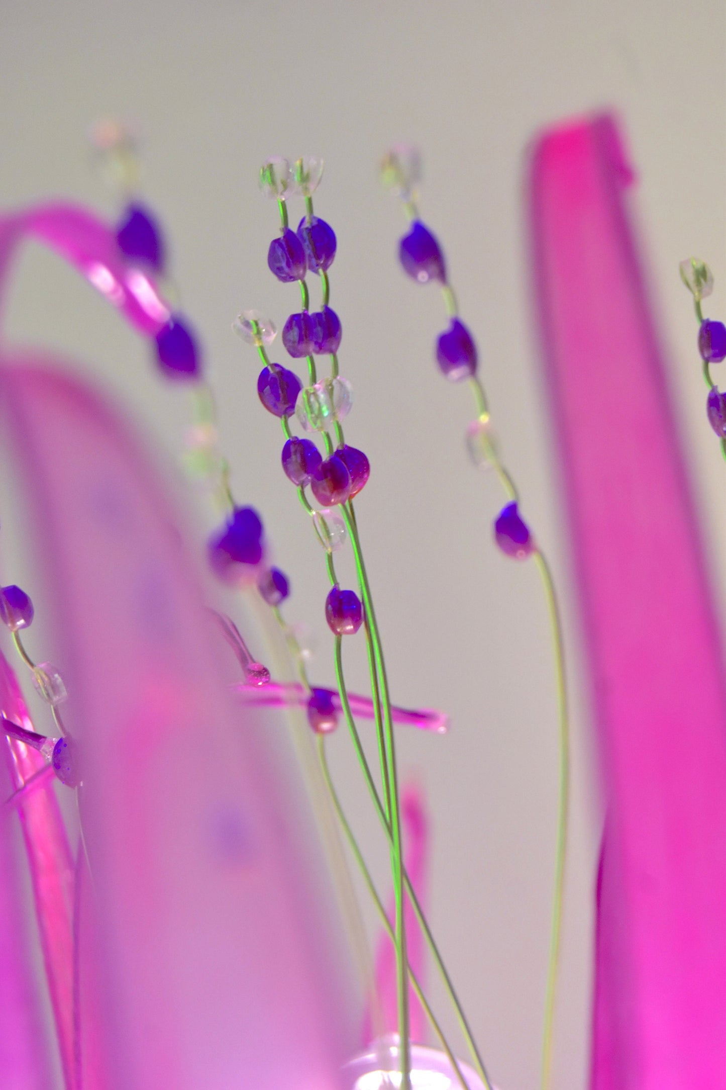 Lampada da terra in resina fiore gigante rosa lilla fatto e dipinto a mano
