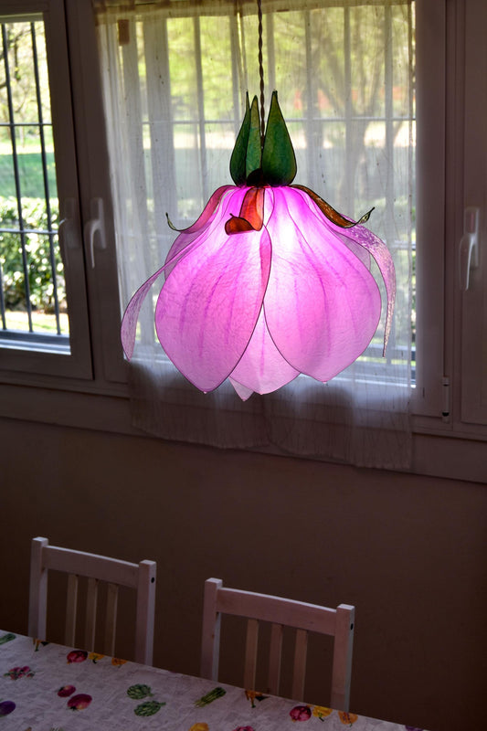 Lampadario rosa fatto e dipinto a mano a forma di fiore di magnolia