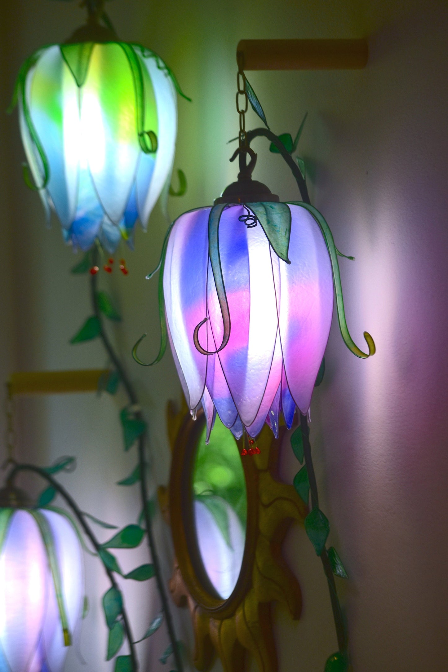 lampada da parete 3 luci:  forma di fiori rampicanti fatta dipinta a mano per ambiente romantico
