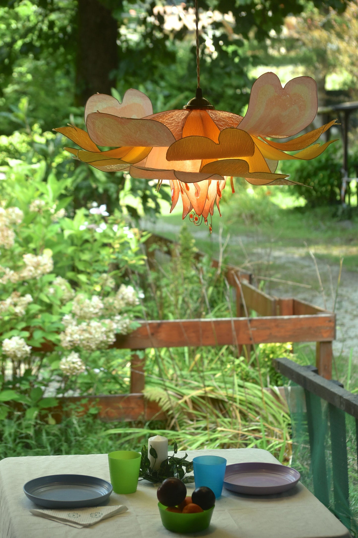 lampada sospensione per arredamento floreale in resina giallo e rosa pesca