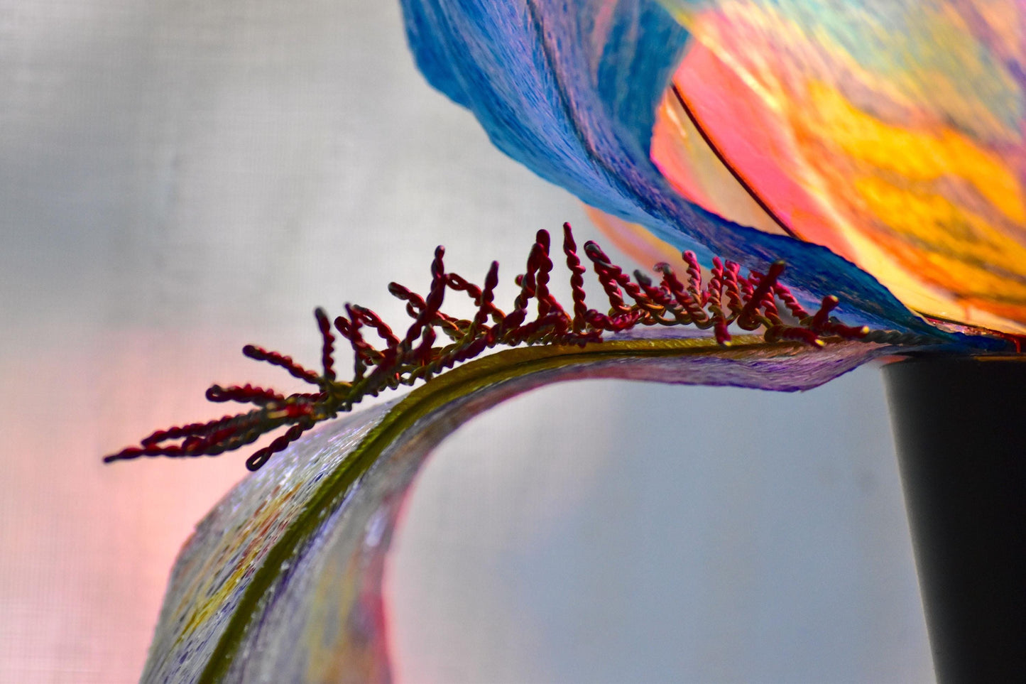 lampada da terra a forma di fiore di iris blu in resina dipinta a mano