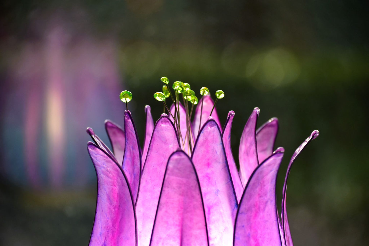 Lampada da tavolo fiore di loto azzurro e rosa in resina fatta a mano. - Fiorediluce