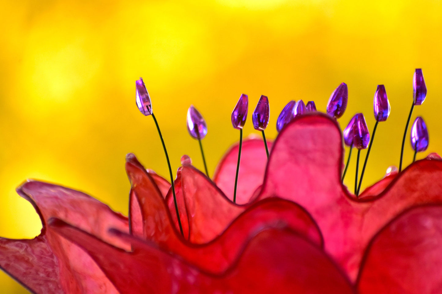 lampada da tavolo fiore rosso: pezzo unico di illuminazione fatto e dipinto a mano