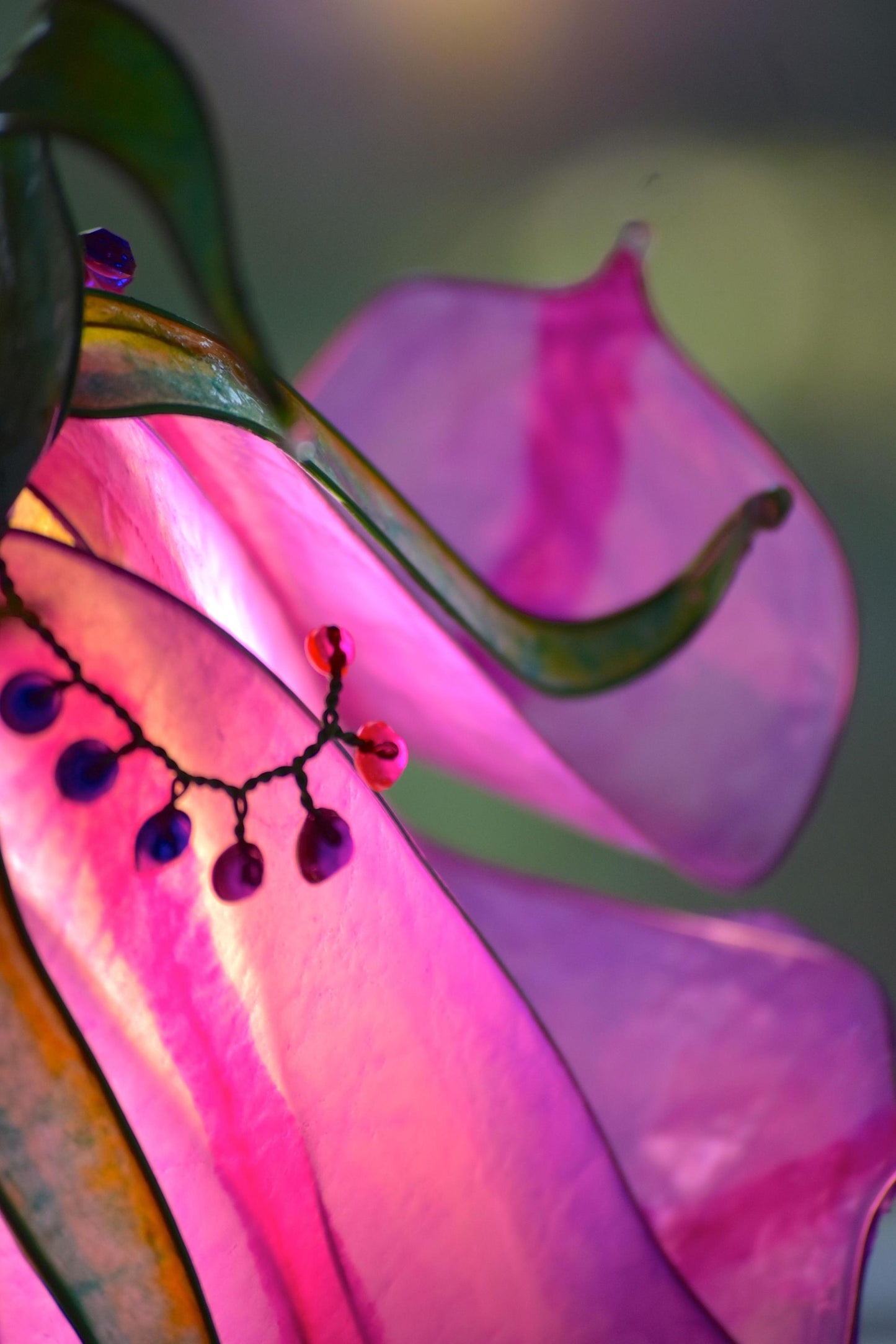 lampada da tavolo a forma di fiore rosa in resina fatta e dipinta a mano
