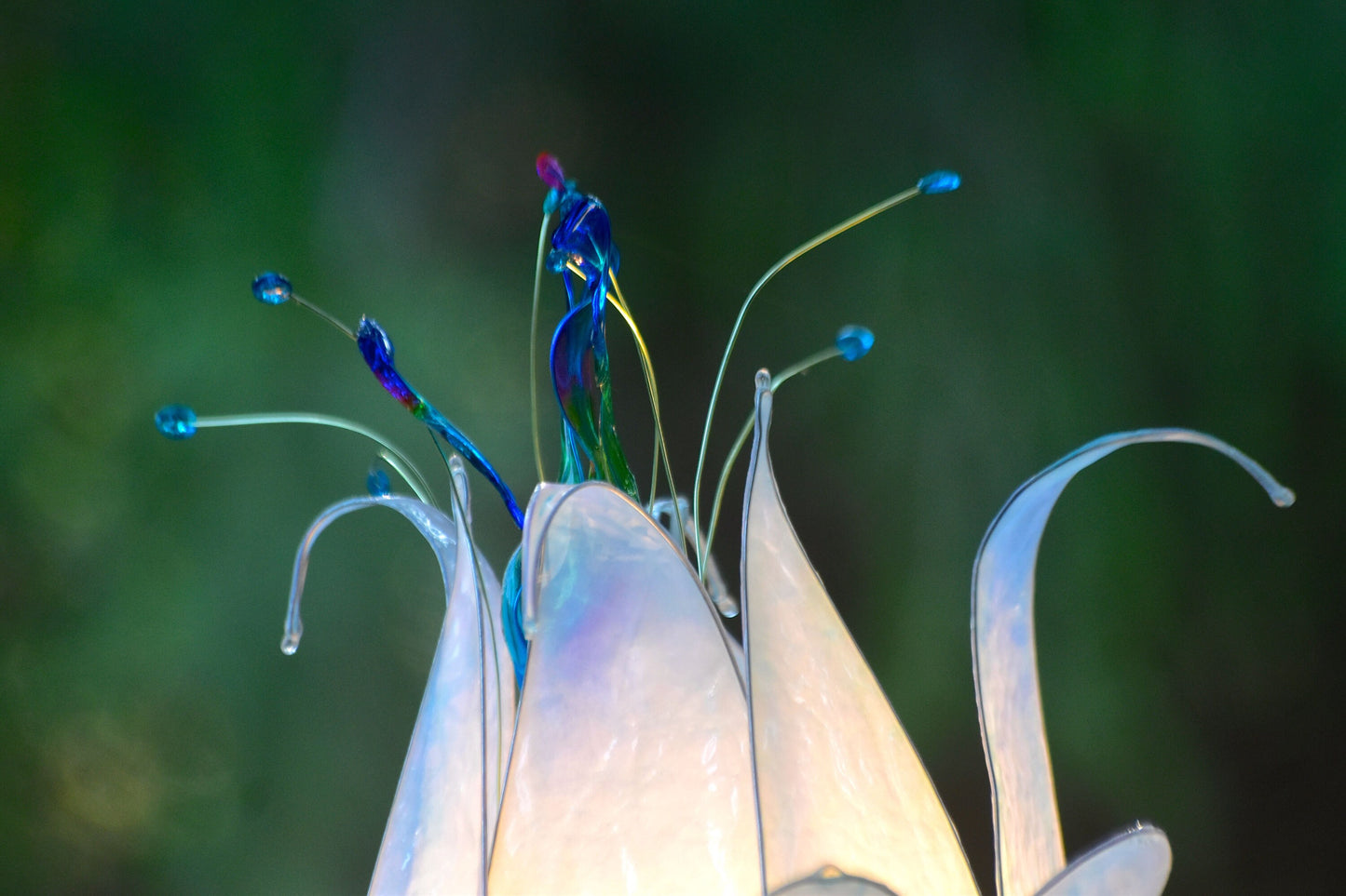 Lampada da tavolo a forma di fiore di loto azzurro e bianco