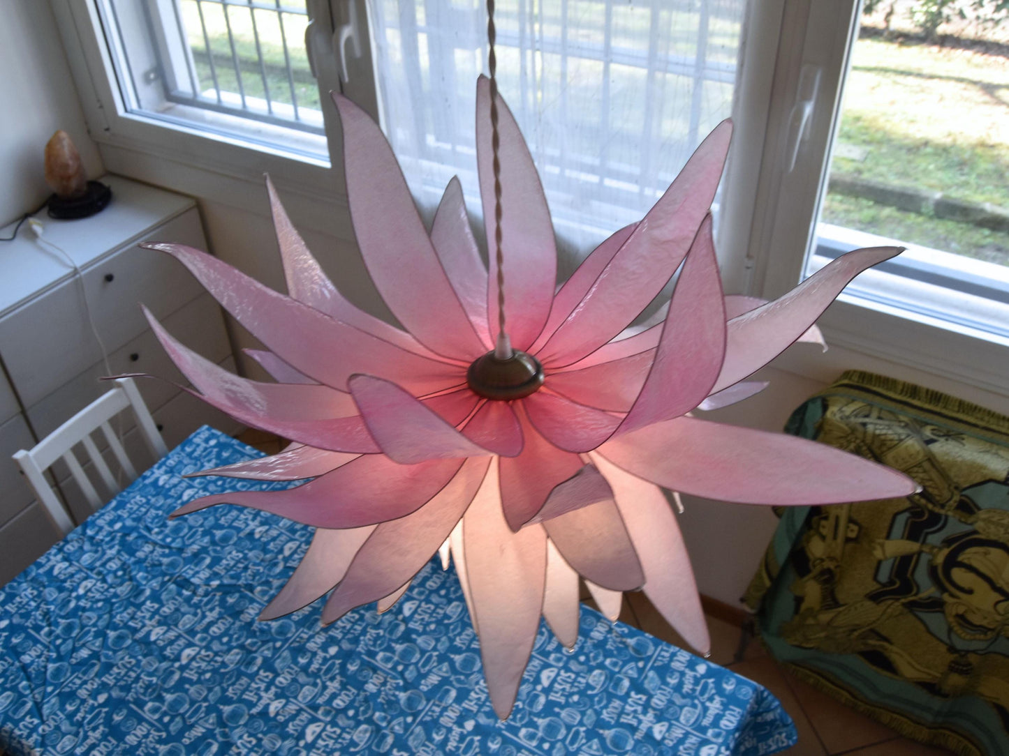Lampada a sospensione a forma di fiore rosa tenue e bianco in resina