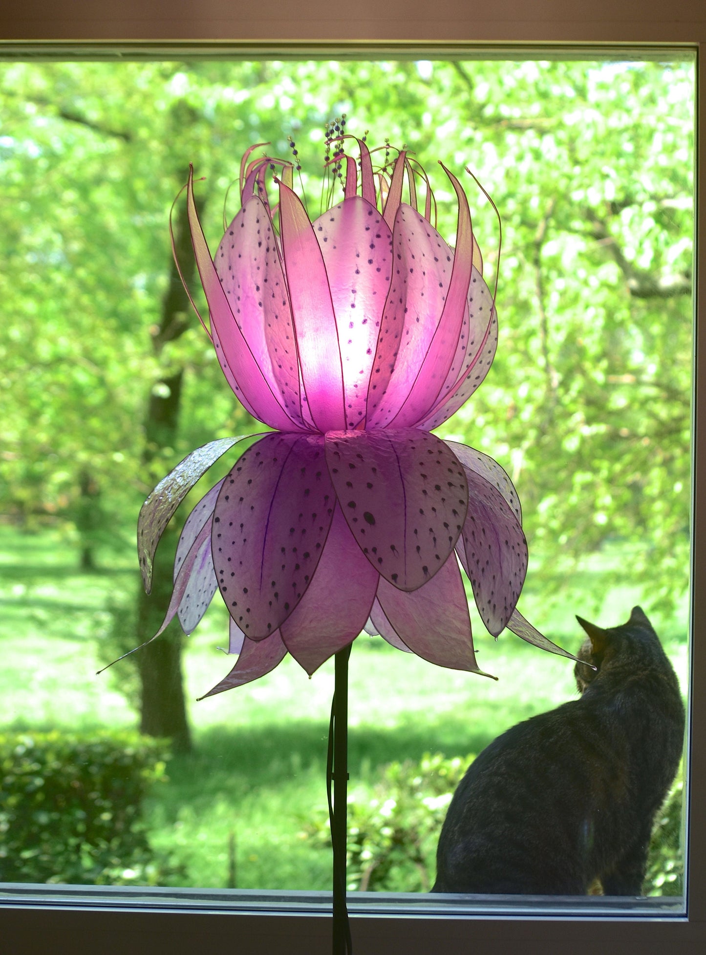 Lampada da terra in resina fiore gigante rosa lilla fatto e dipinto a mano