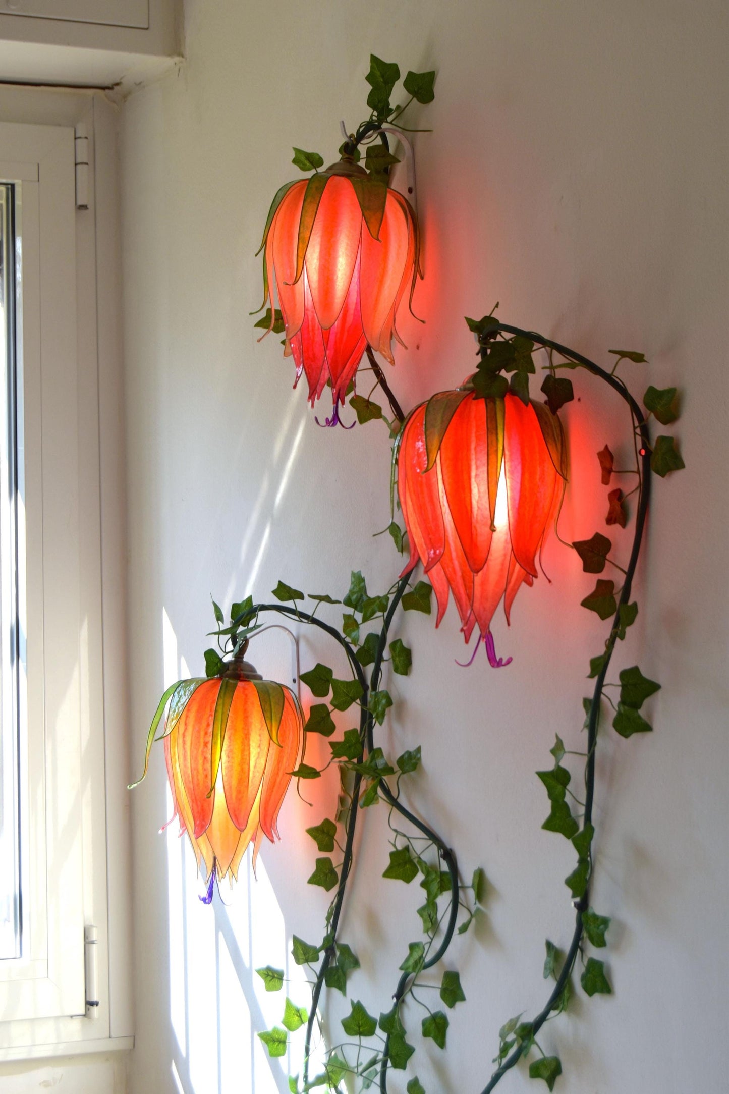 lampada da parete 3 fiori rampicanti arancioni in resina, pezzo unico fatto dipinto a mano