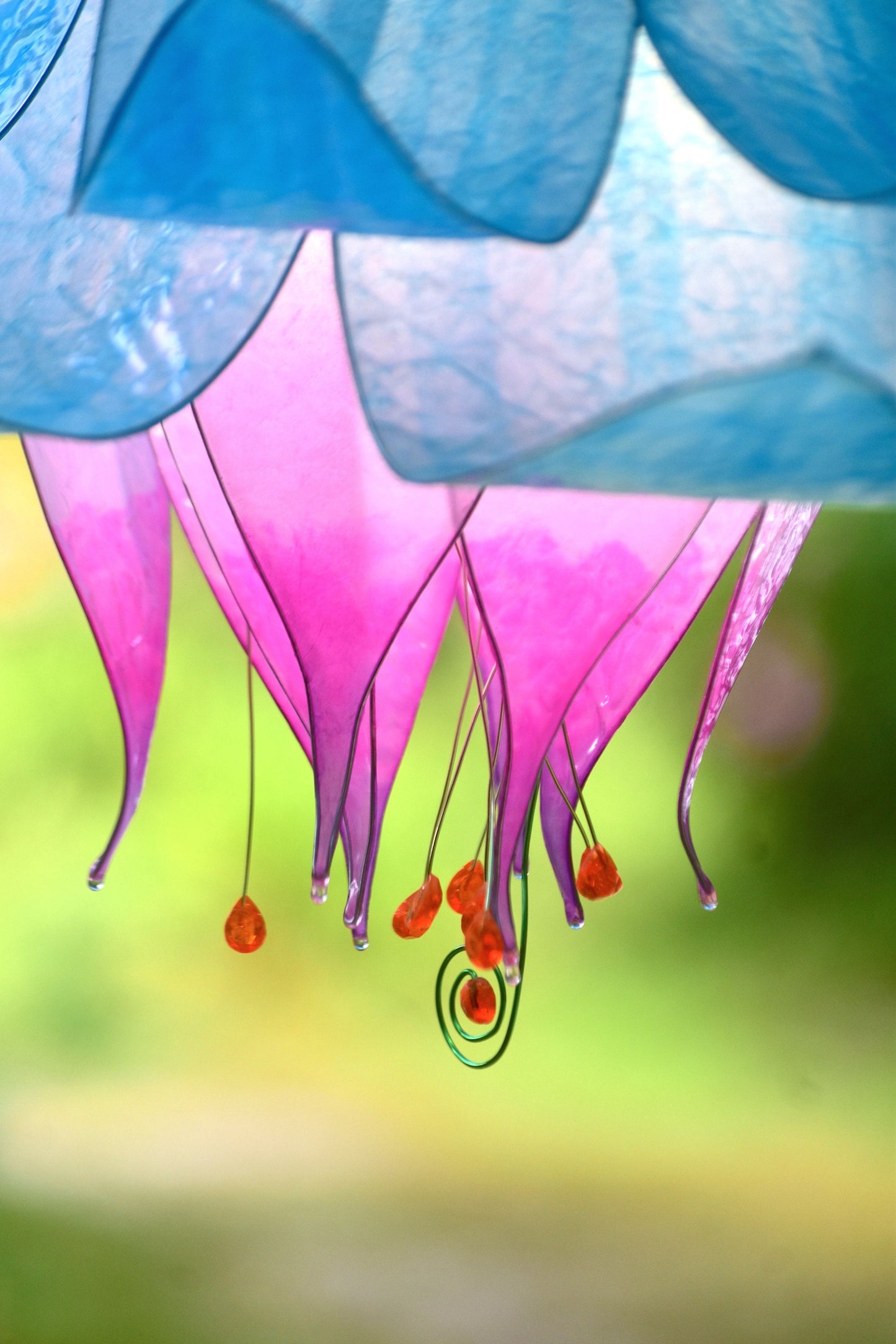 lampada a sospensione: fiore blu e rosa in resina pezzo unico fatto e dipinto a mano