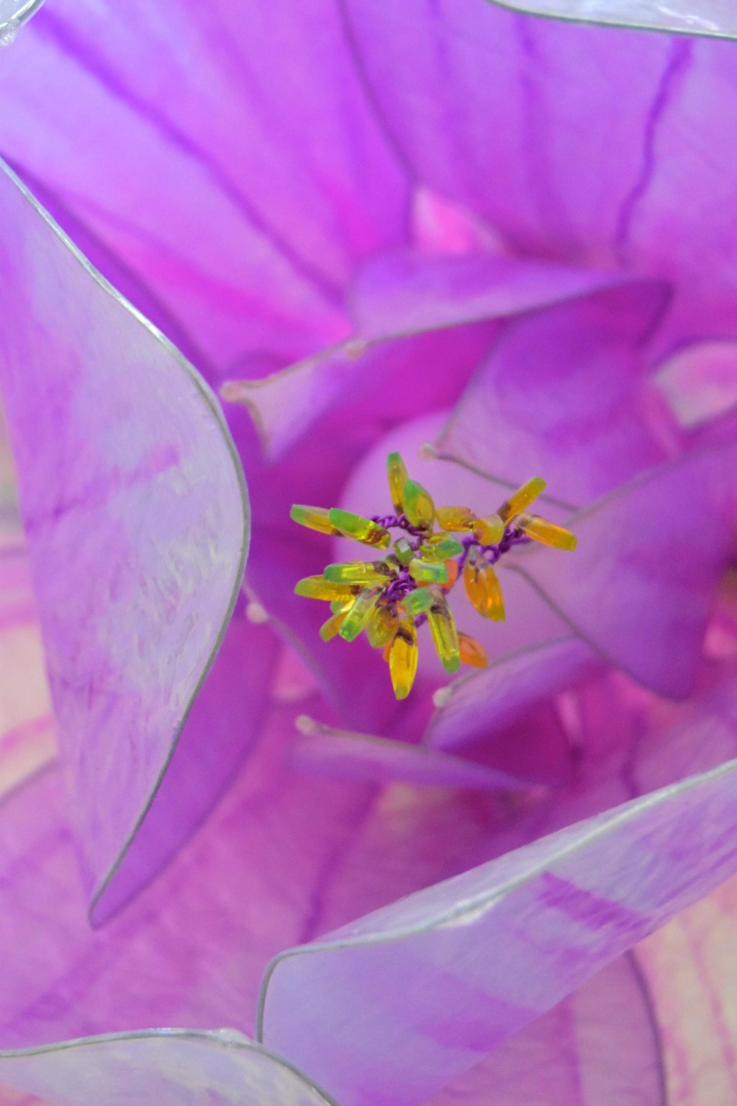 Lampadario rosa fatto e dipinto a mano a forma di fiore di magnolia