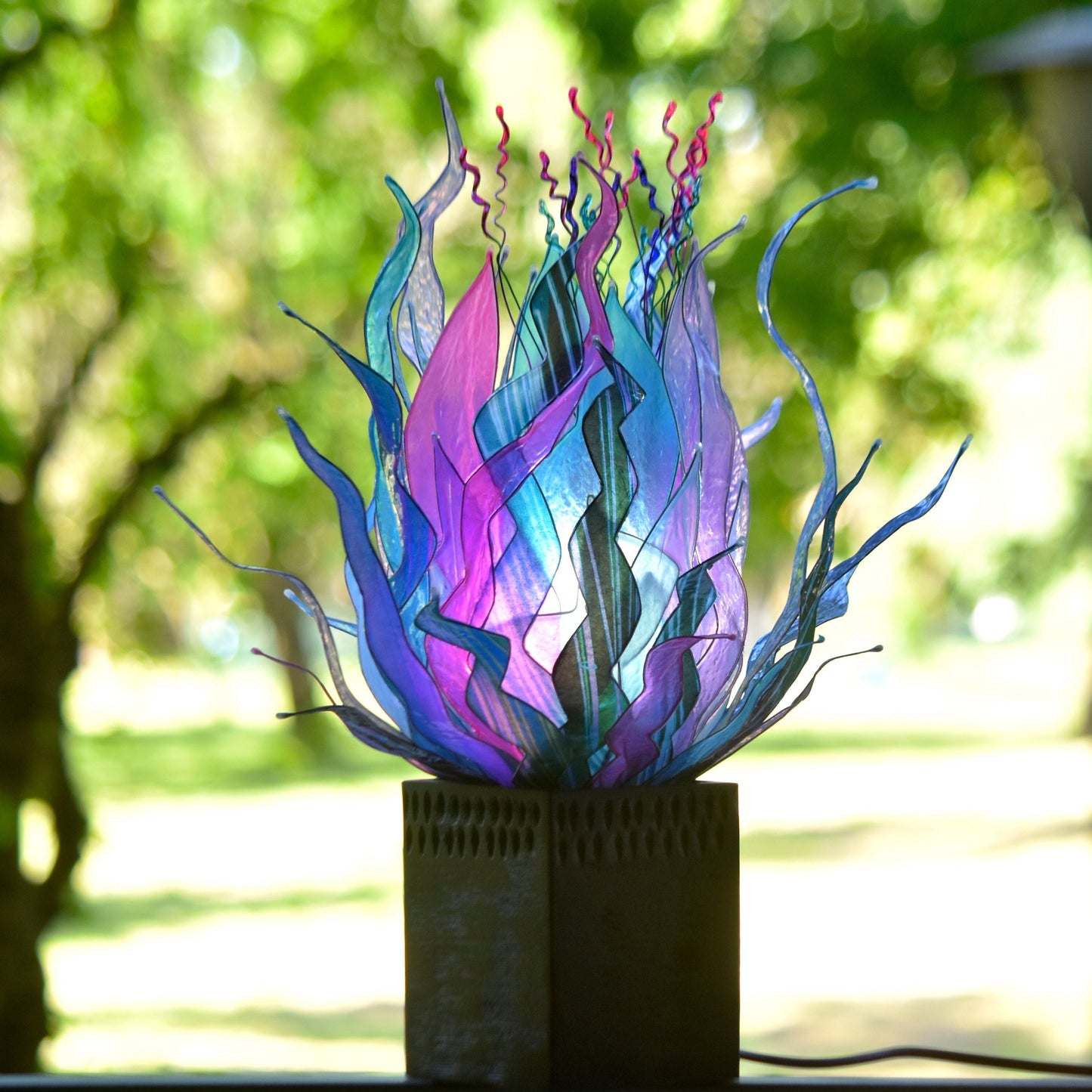 lampada da tavolo moderna fatta a mano in resina con forme colori di piante marine