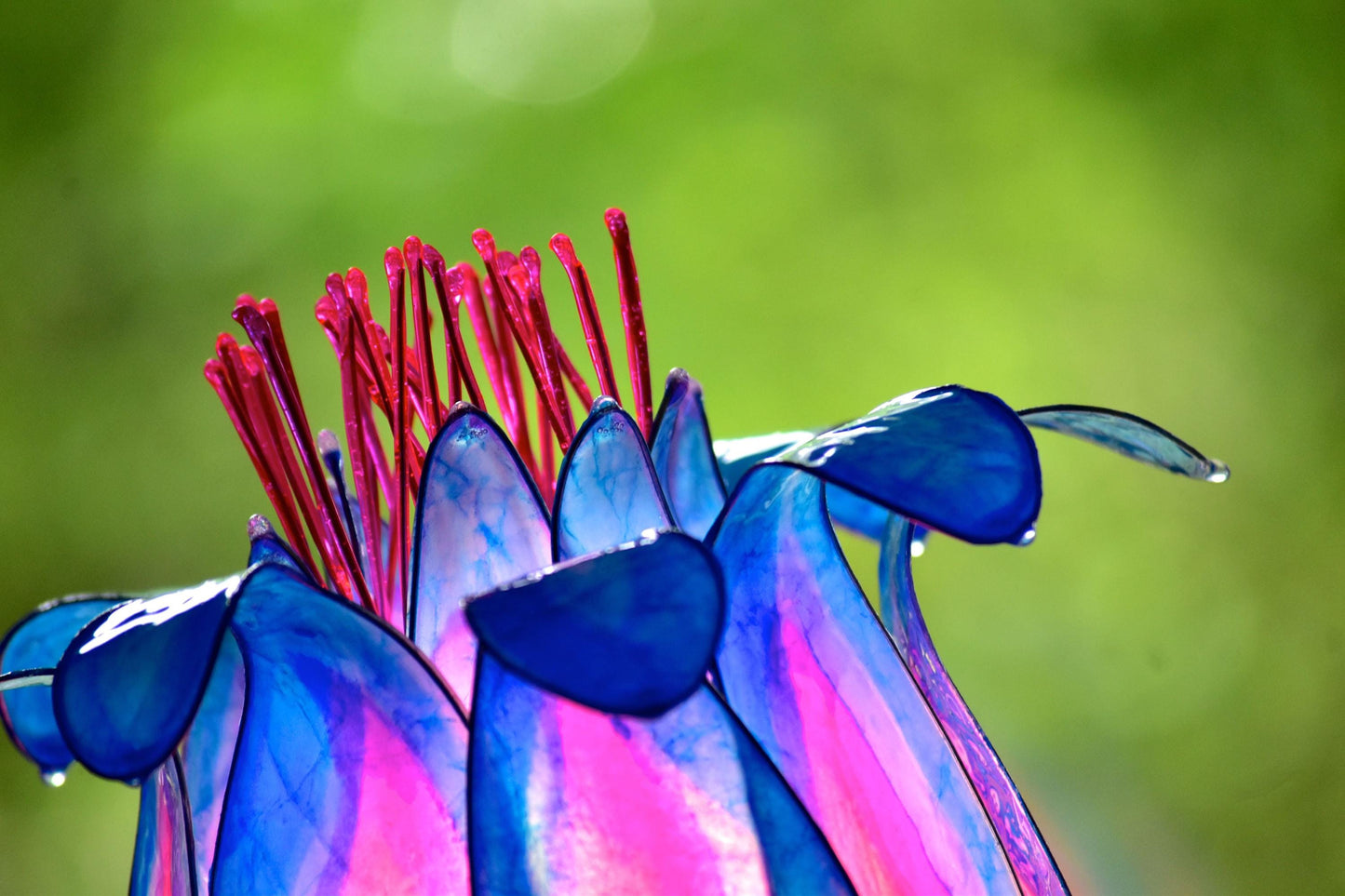 lampada da tavolo a forma di fiore fiabesco fatta dipinta a mano in resina