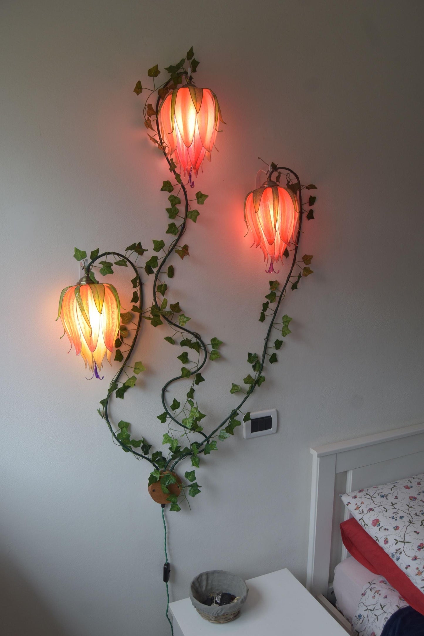 lampada da parete 3 fiori rampicanti arancioni in resina, pezzo unico fatto dipinto a mano