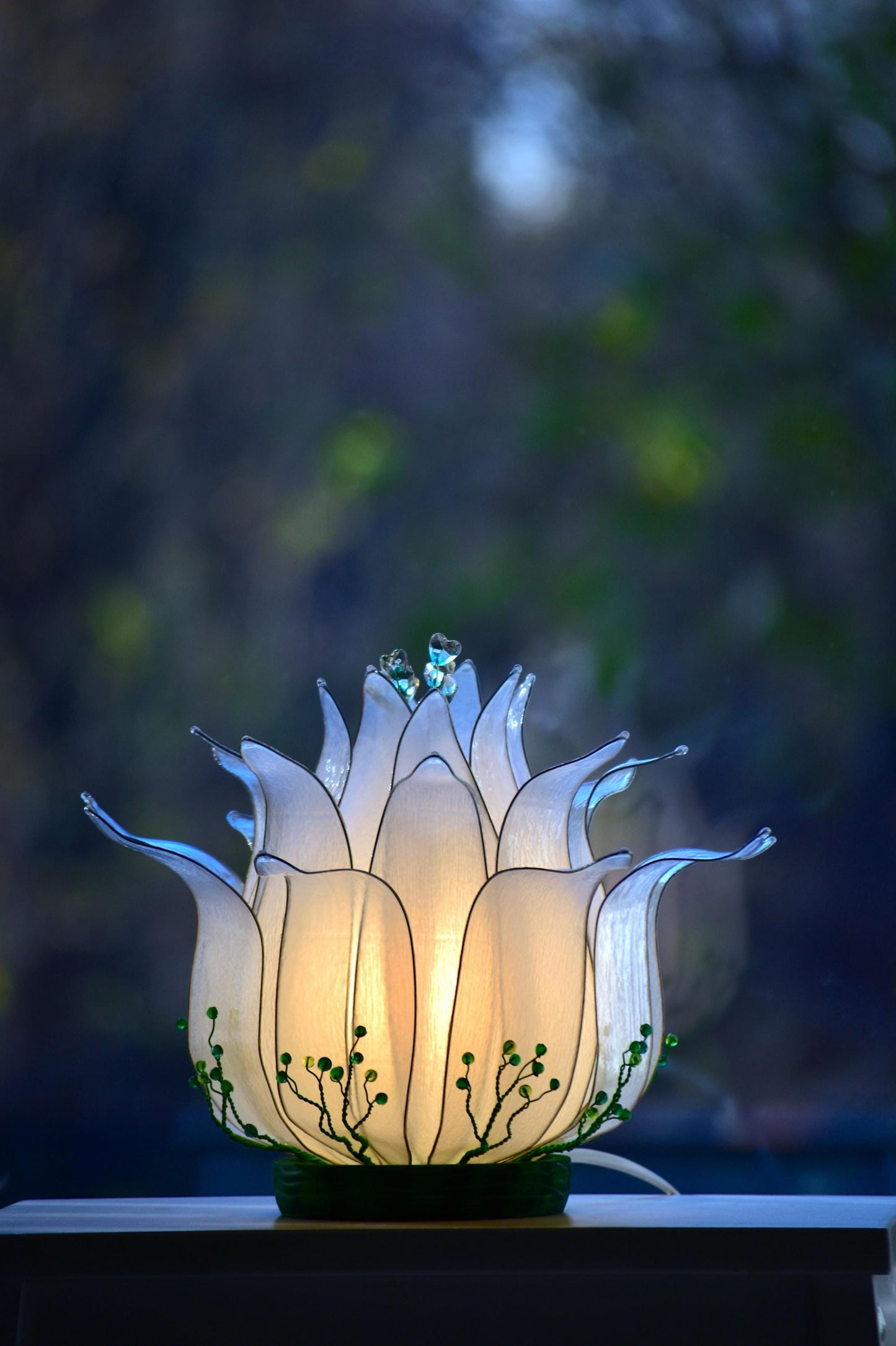 lampada da tavolo a forma di fiore di loto bianco fatta a mano