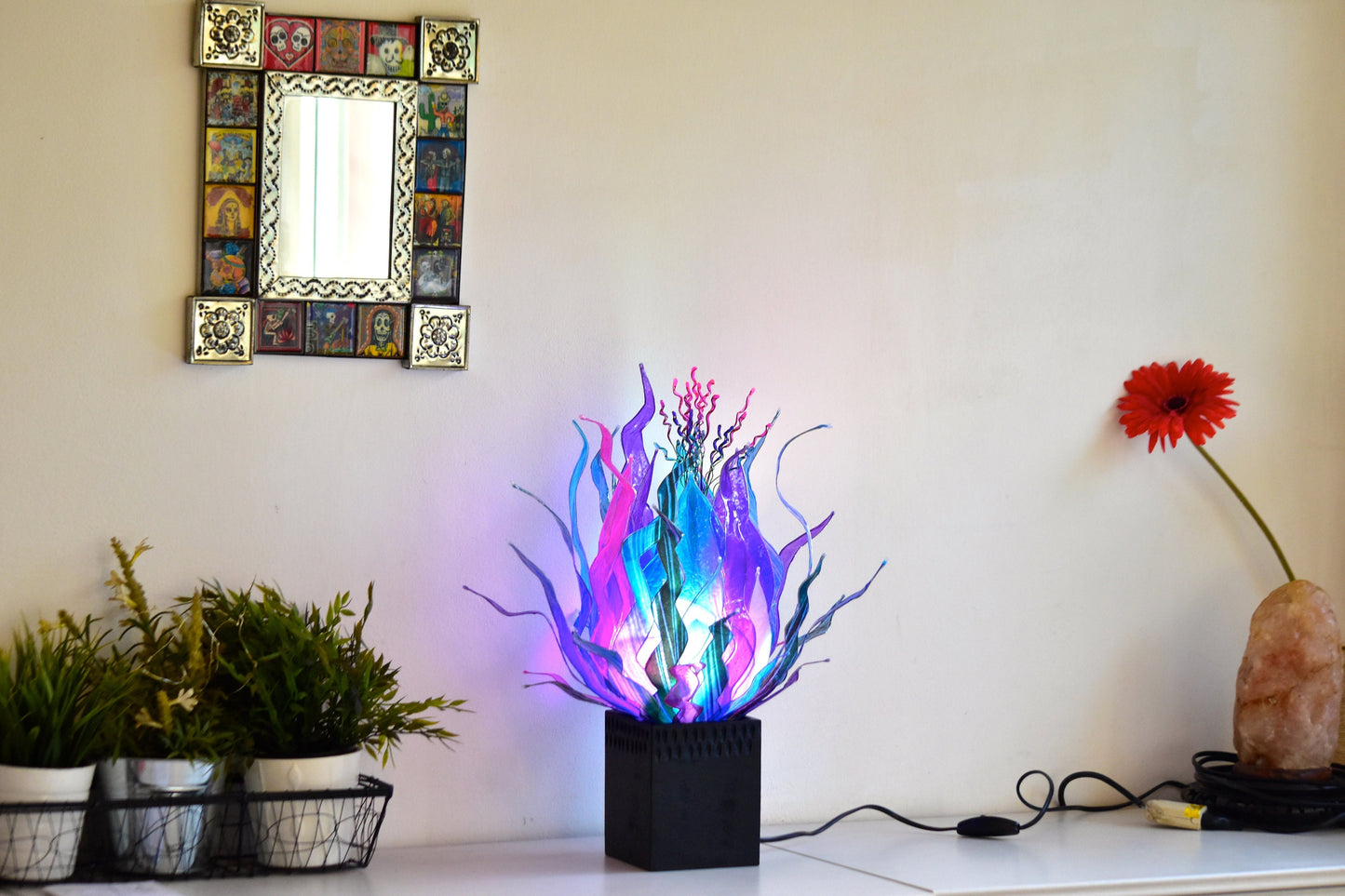 lampada da tavolo moderna fatta a mano in resina con forme colori di piante marine