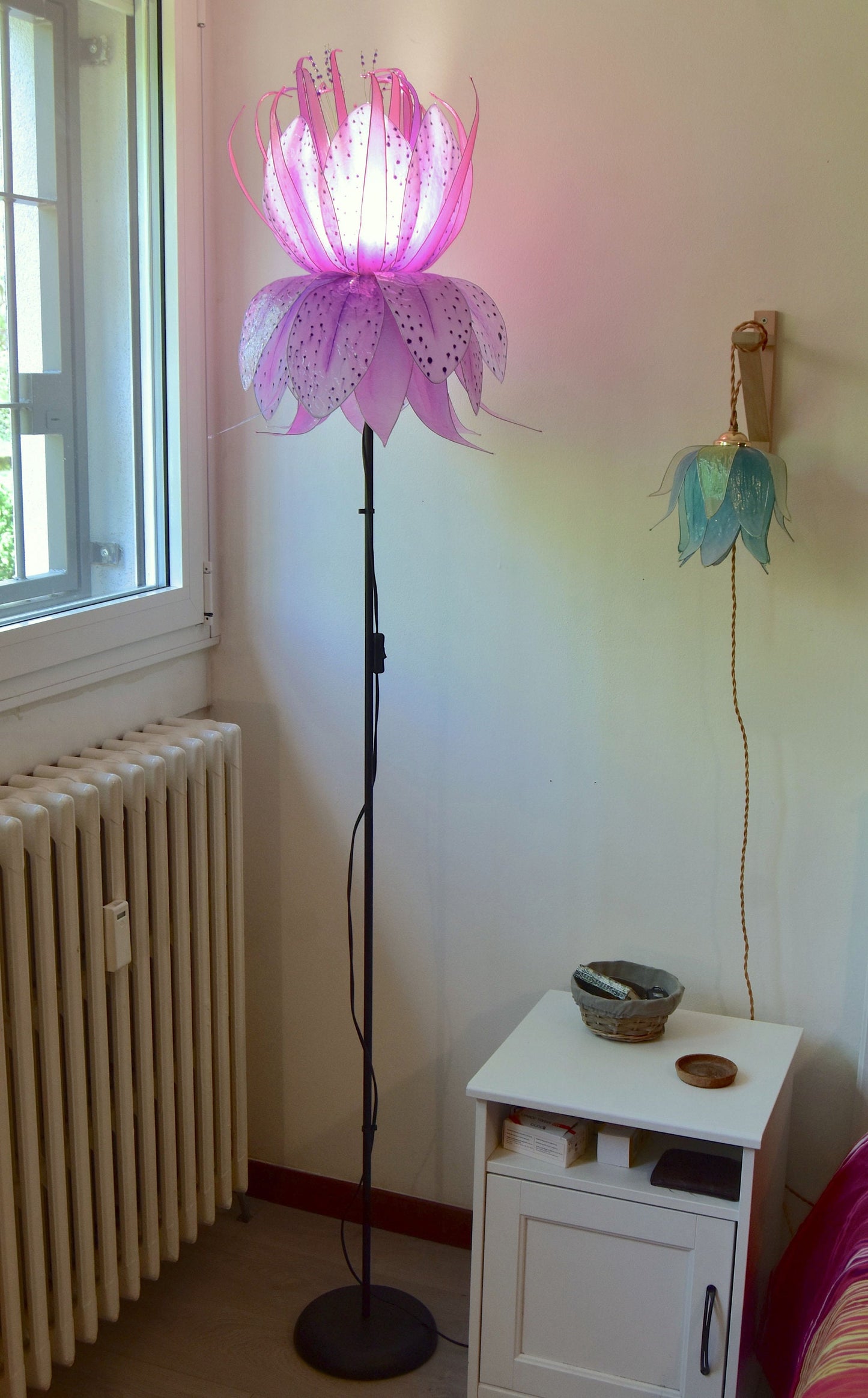 Lampada da terra in resina fiore gigante rosa lilla fatto e dipinto a mano