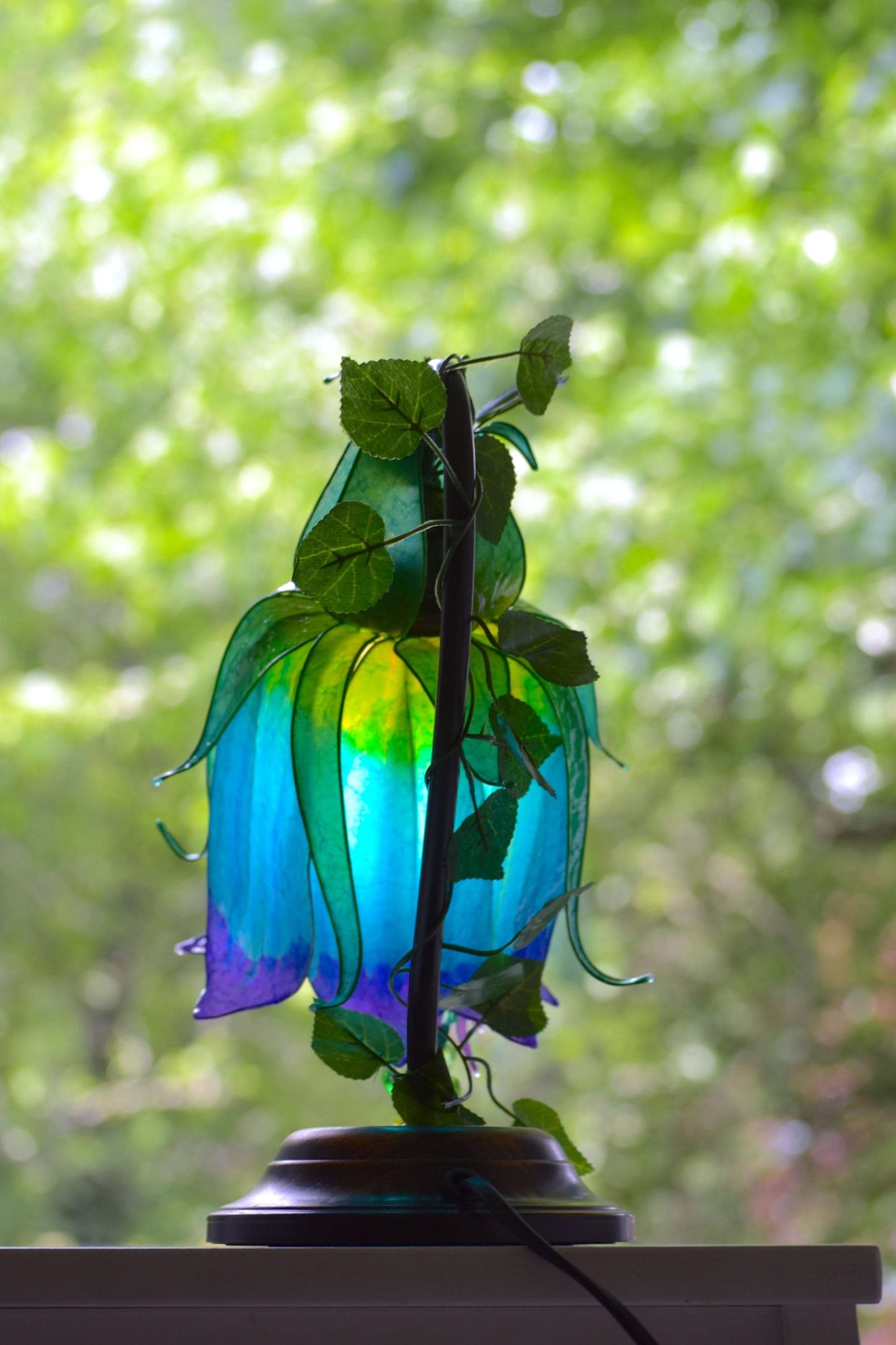 lampada da tavolo a forma di fiore blu fatta a mano in resina