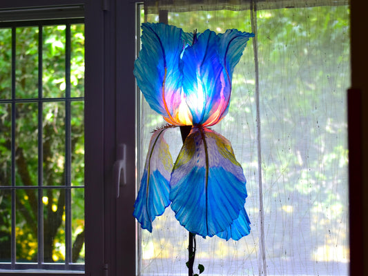 lampada da terra a forma di fiore di iris blu in resina dipinta a mano
